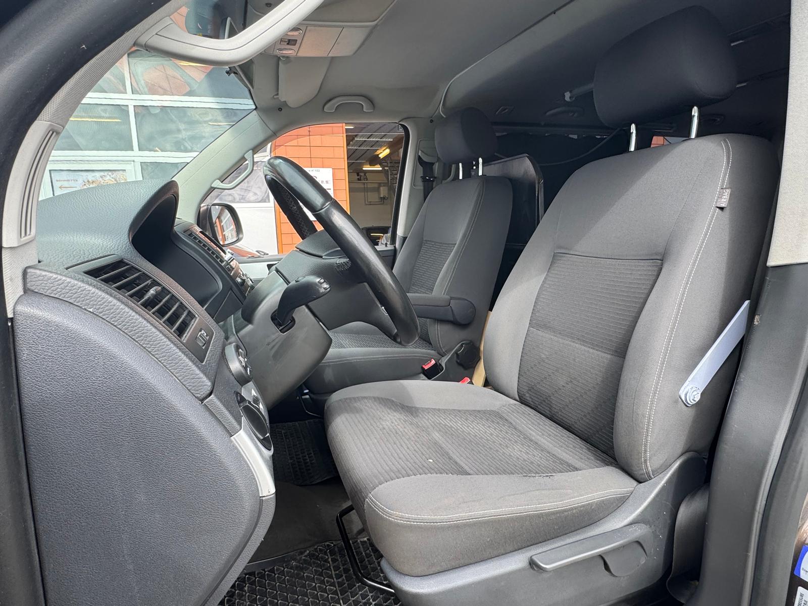 VW T5 Multivan 2.0 TDI Couchage (Véhicule aménagé) Attelage - Panneau Solaire - Webasto-image-8