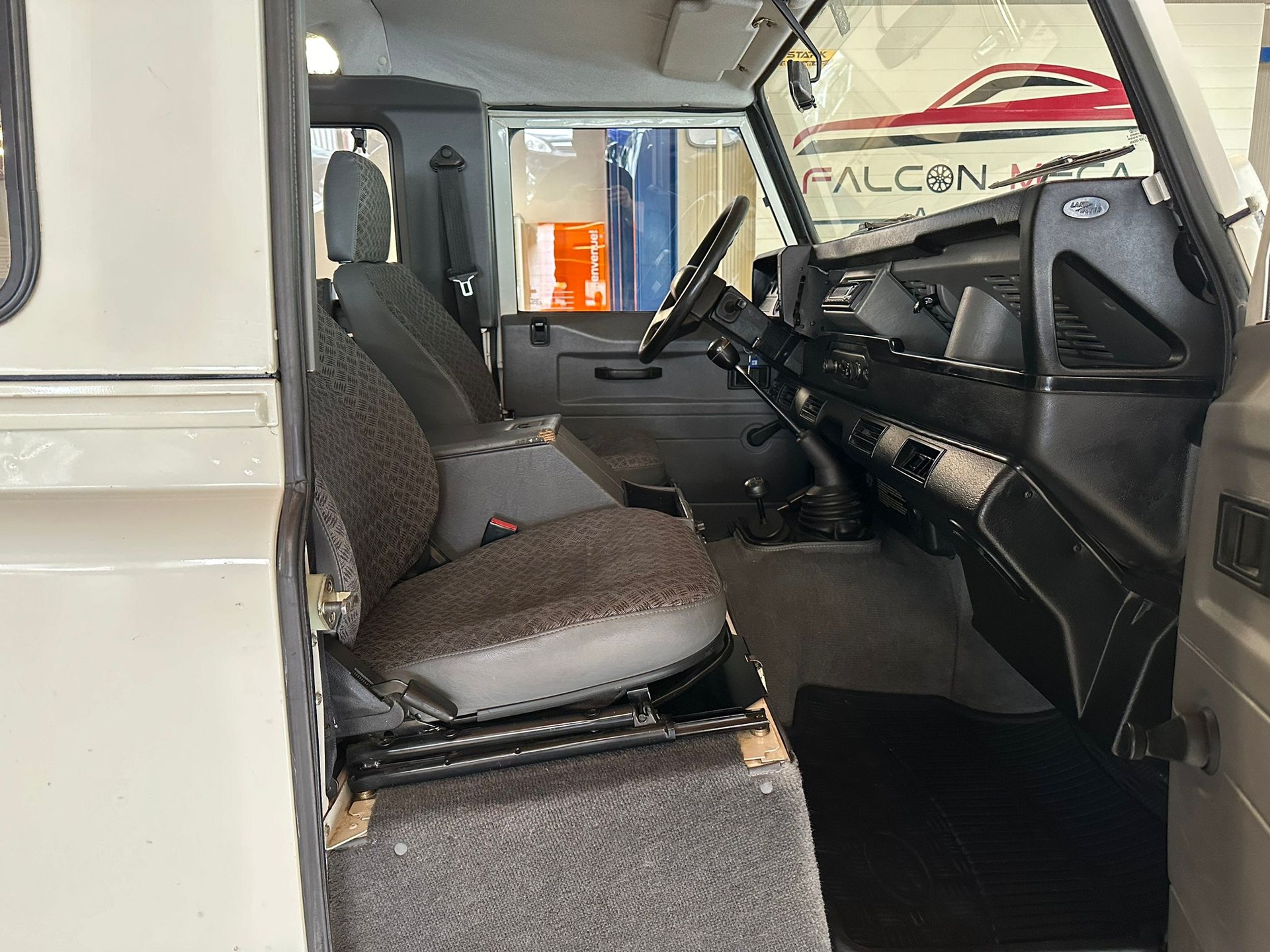 LAND ROVER Defender 90 2.5 Td5-image-13