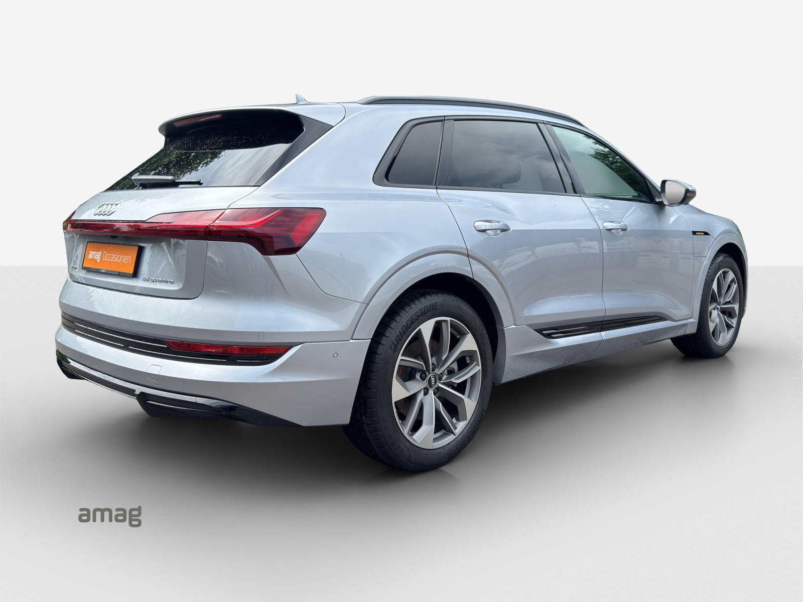 AUDI e-tron 55 S Line quattro-image-4