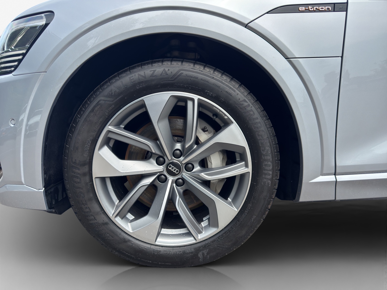 AUDI e-tron 55 S Line quattro-image-13