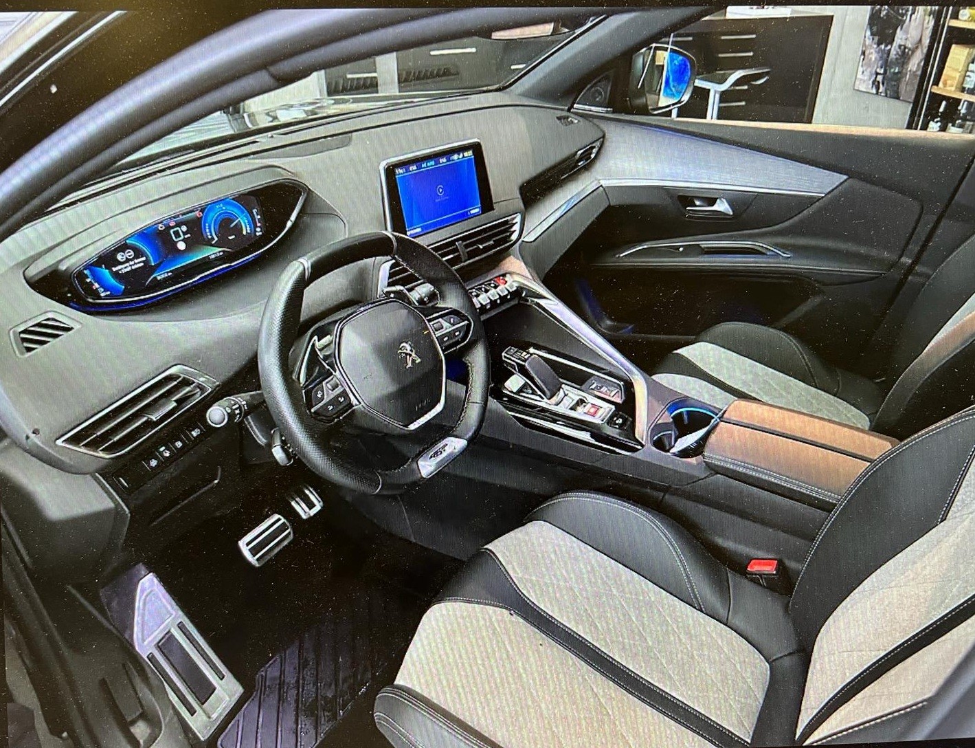 PEUGEOT 3008 300e Hybrid4 GT EAT8-image-7