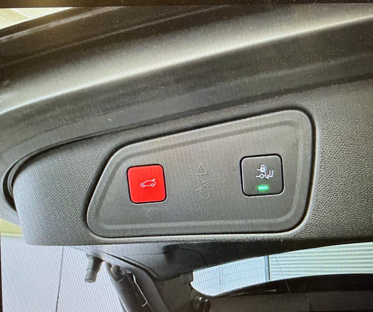 PEUGEOT 3008 300e Hybrid4 GT EAT8-image-17