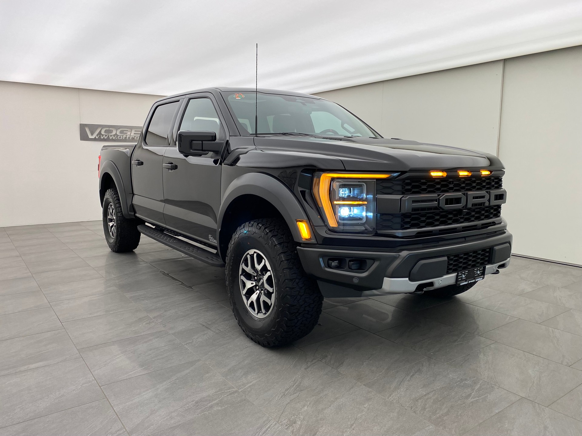 FORD F-150 Raptor Crew Cab-image-2