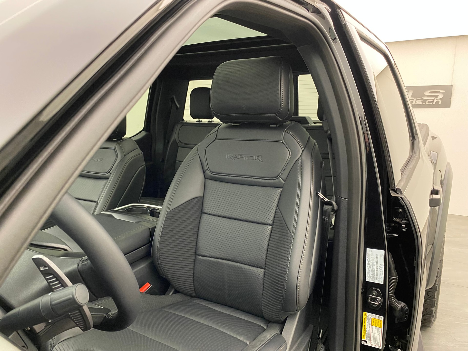 FORD F-150 Raptor Crew Cab-image-7