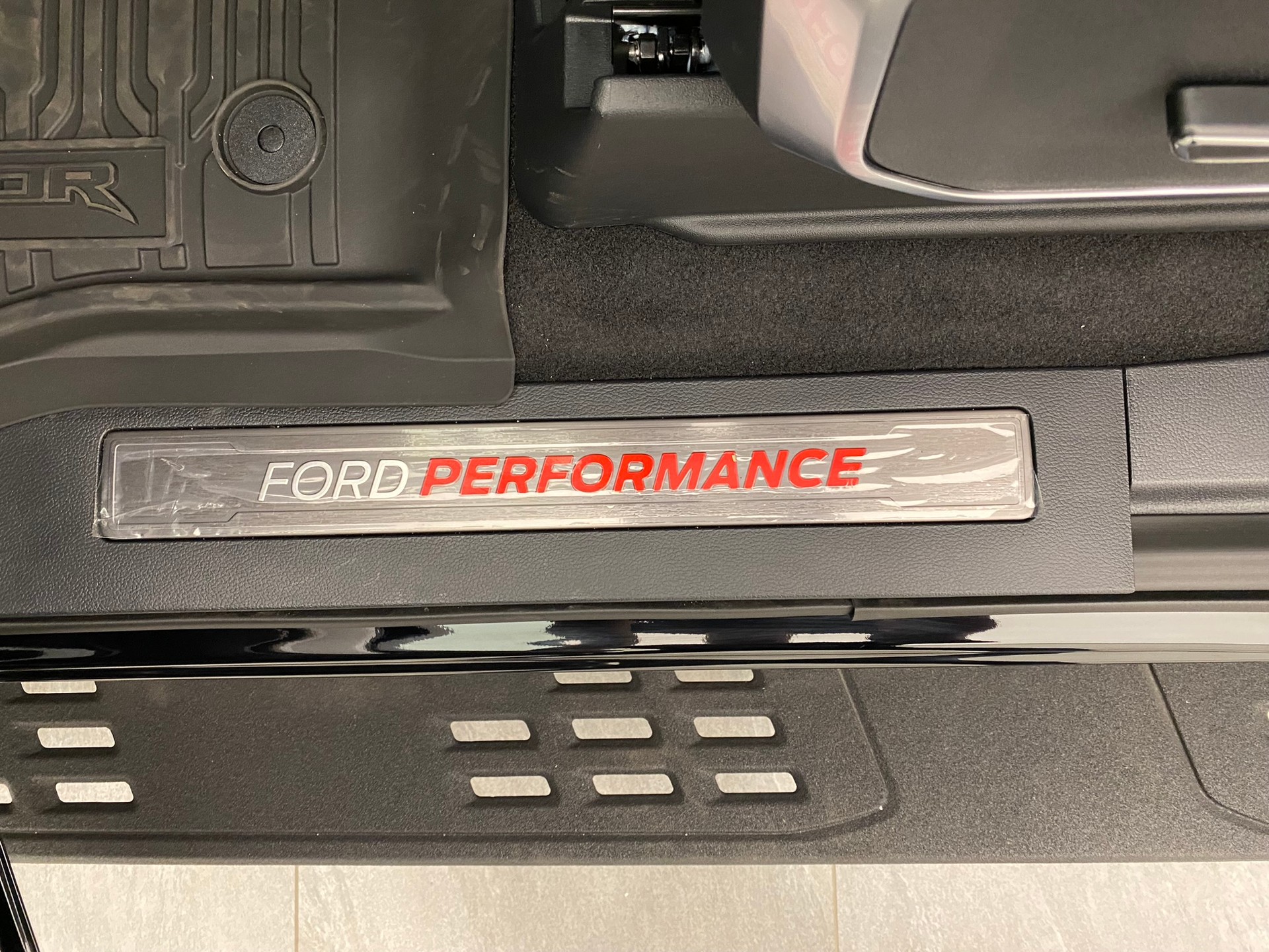 FORD F-150 Raptor Crew Cab-image-15