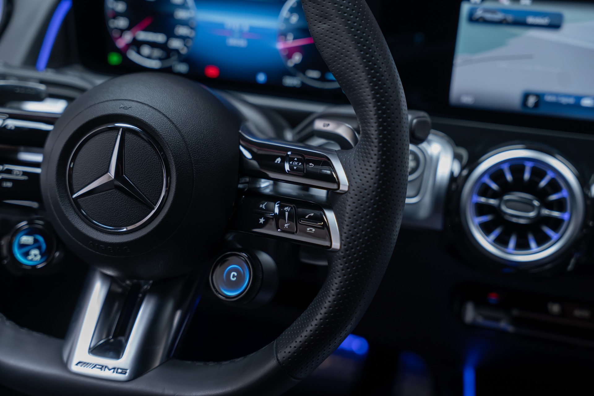 MERCEDES-BENZ GLB 35 AMG 4matic / Facelift / Ambiente-Beleuchtung / Rückfahrkamera-image-27