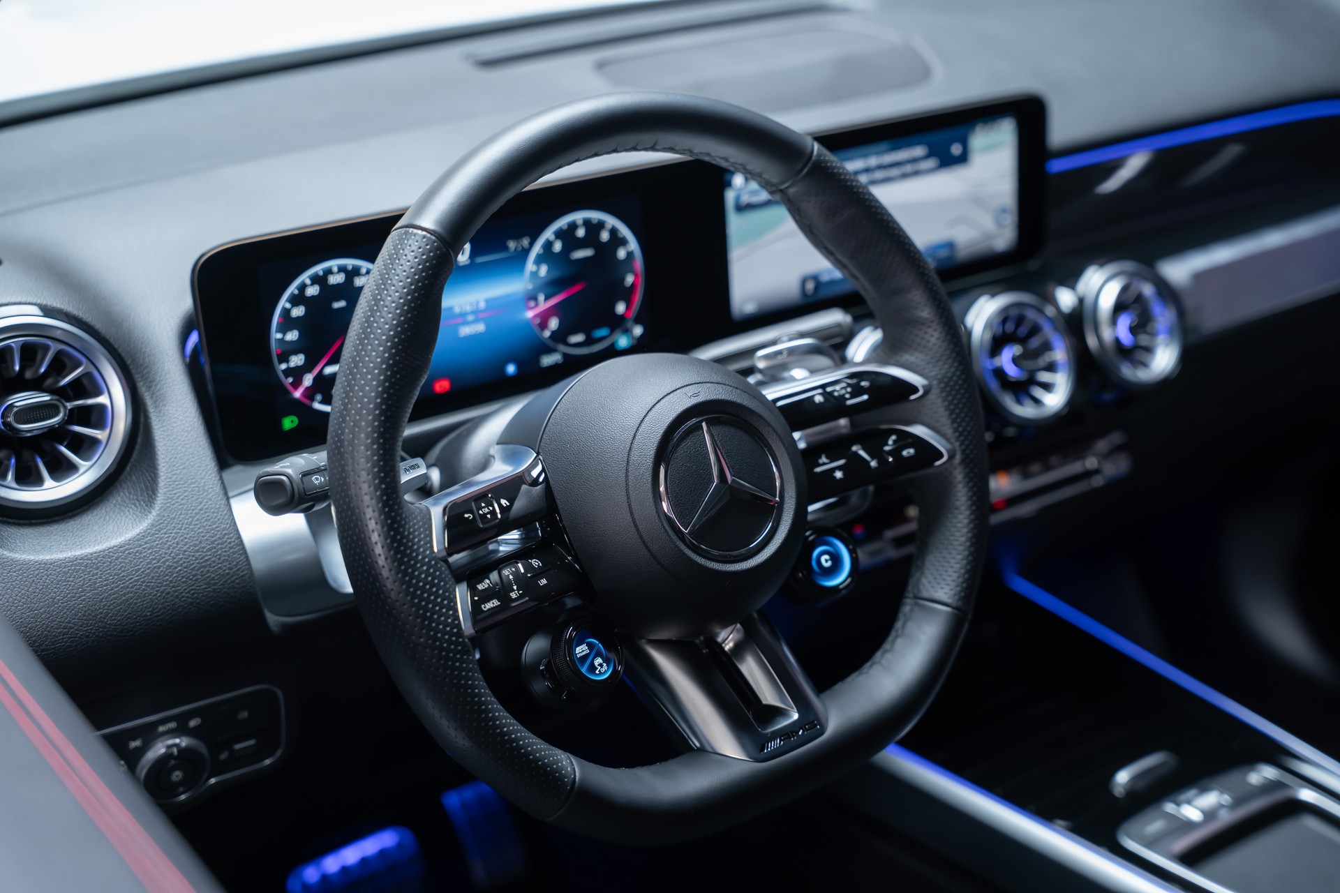 MERCEDES-BENZ GLB 35 AMG 4matic / Facelift / Ambiente-Beleuchtung / Rückfahrkamera-image-13