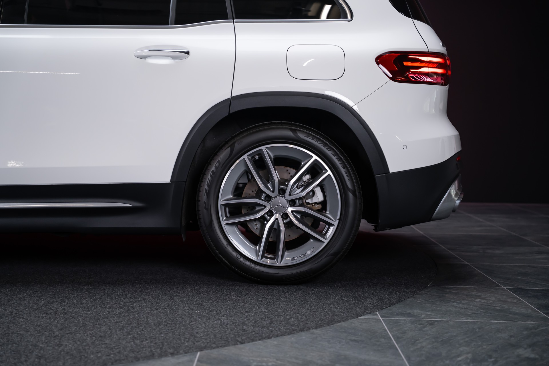 MERCEDES-BENZ GLB 35 AMG 4matic / Facelift / Ambiente-Beleuchtung / Rückfahrkamera-image-39