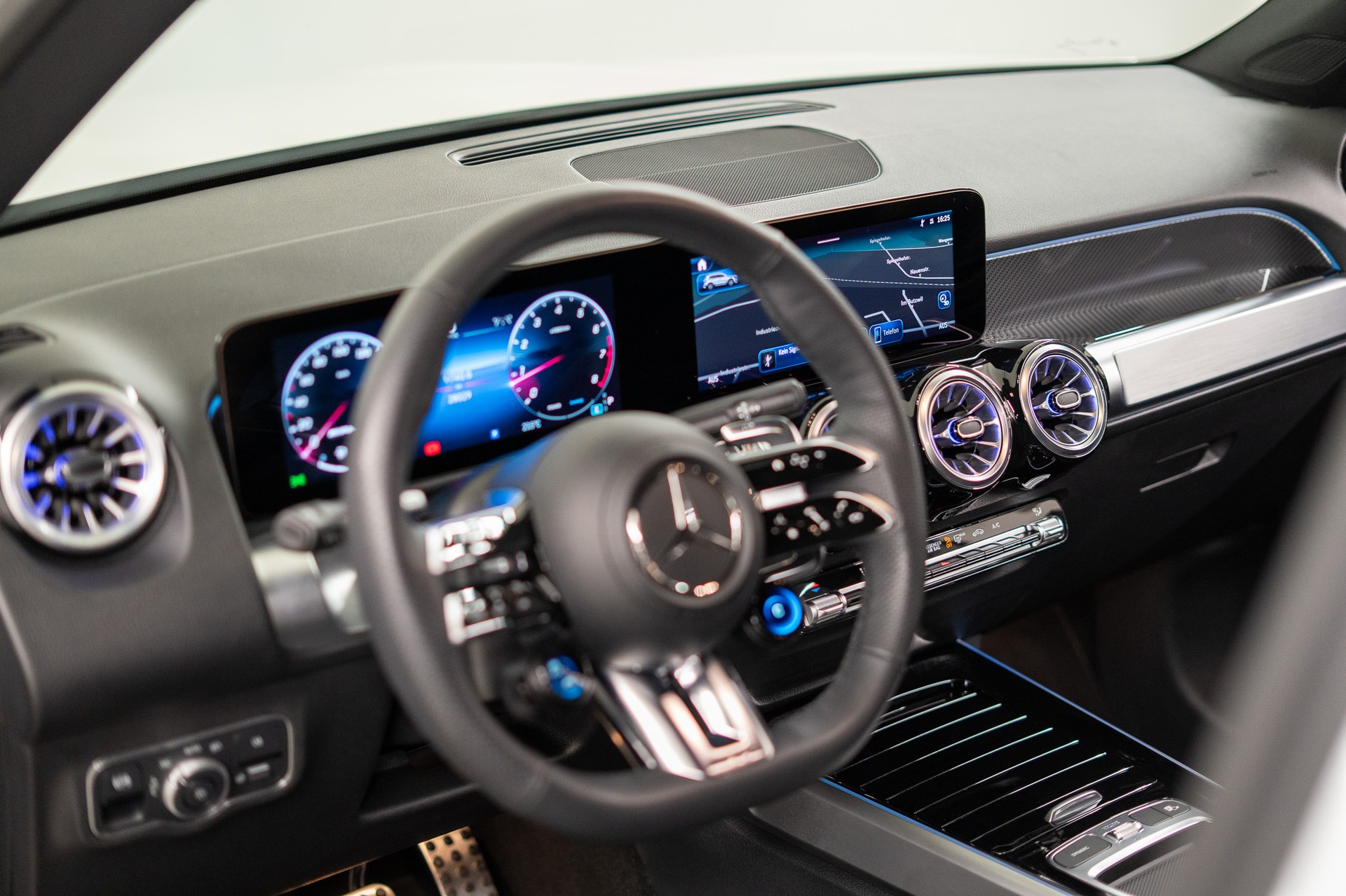 MERCEDES-BENZ GLB 35 AMG 4matic / Facelift / Ambiente-Beleuchtung / Rückfahrkamera-image-8