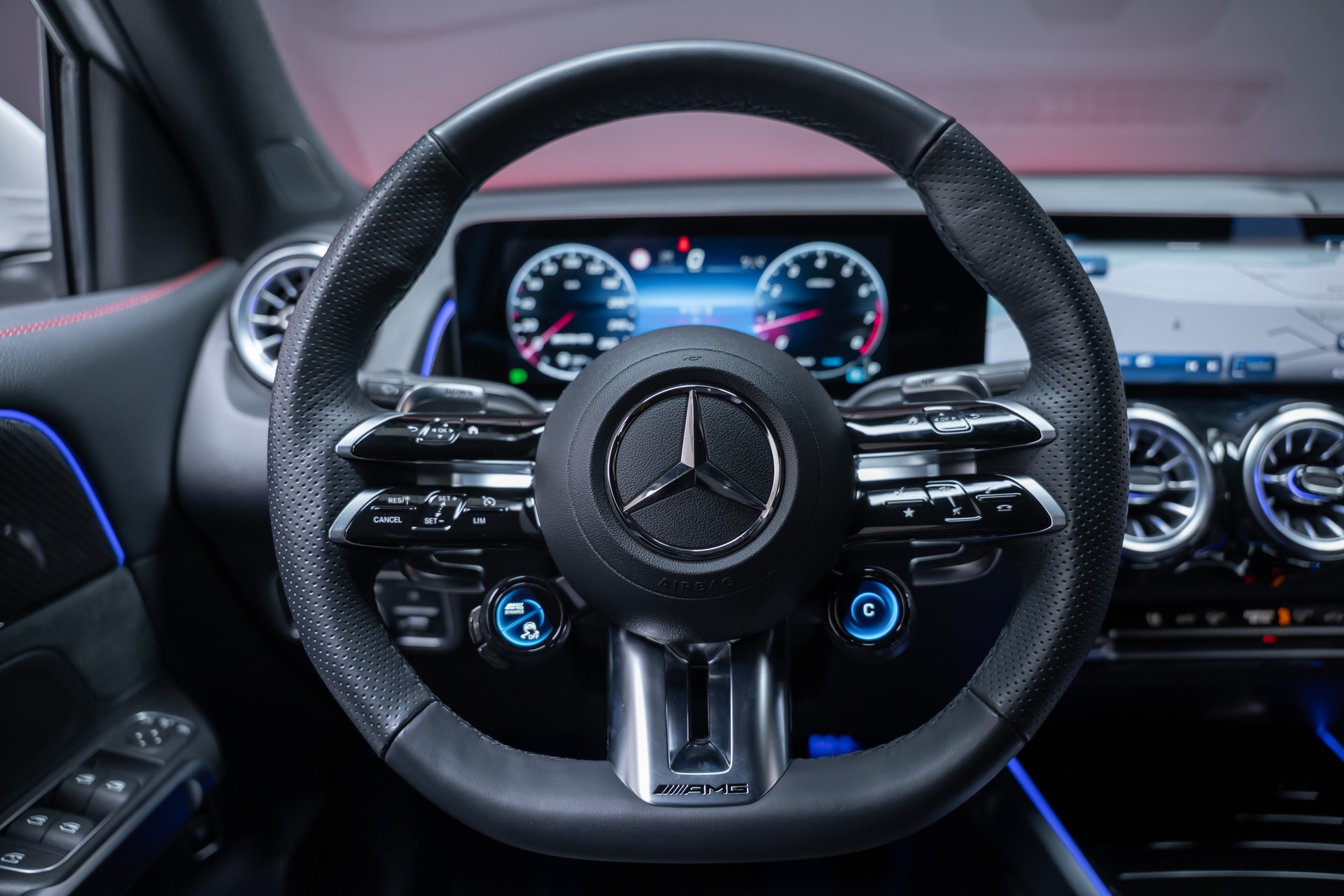 MERCEDES-BENZ GLB 35 AMG 4matic / Facelift / Ambiente-Beleuchtung / Rückfahrkamera-image-24