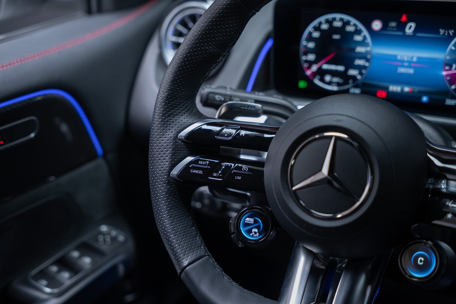 MERCEDES-BENZ GLB 35 AMG 4matic / Facelift / Ambiente-Beleuchtung / Rückfahrkamera-image-26