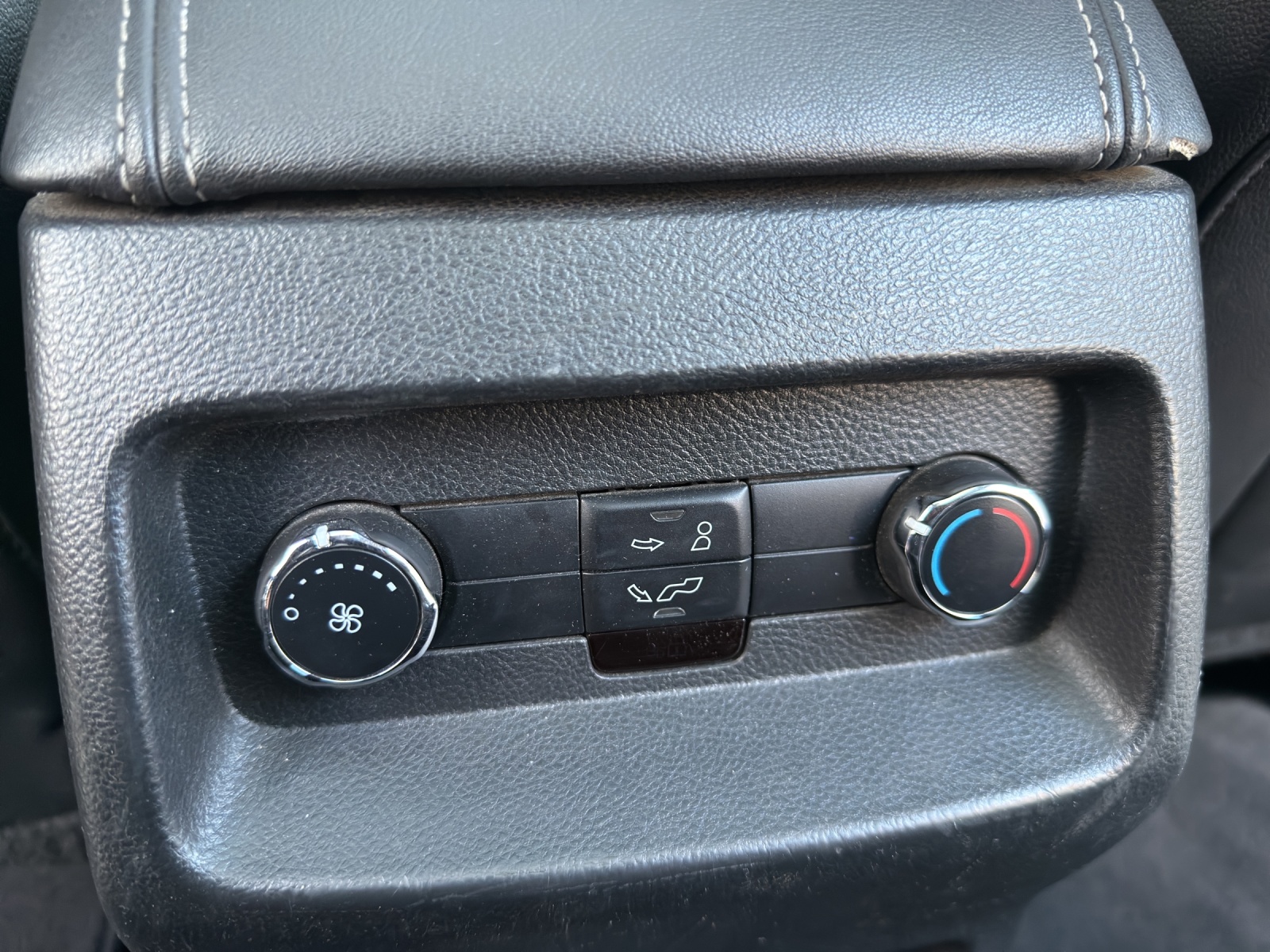 FORD Galaxy 2.0 TDCi Titanium AWD PowerShift-image-24