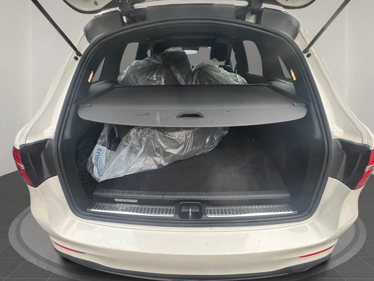MERCEDES-BENZ GLC 350 e AMG Line 4Matic 7G-Tronic-image-4