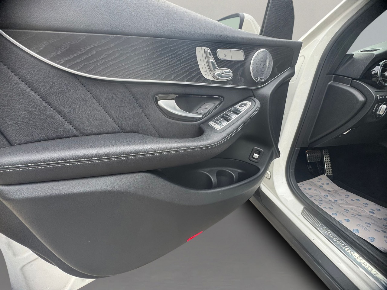 MERCEDES-BENZ GLC 350 e AMG Line 4Matic 7G-Tronic-image-8