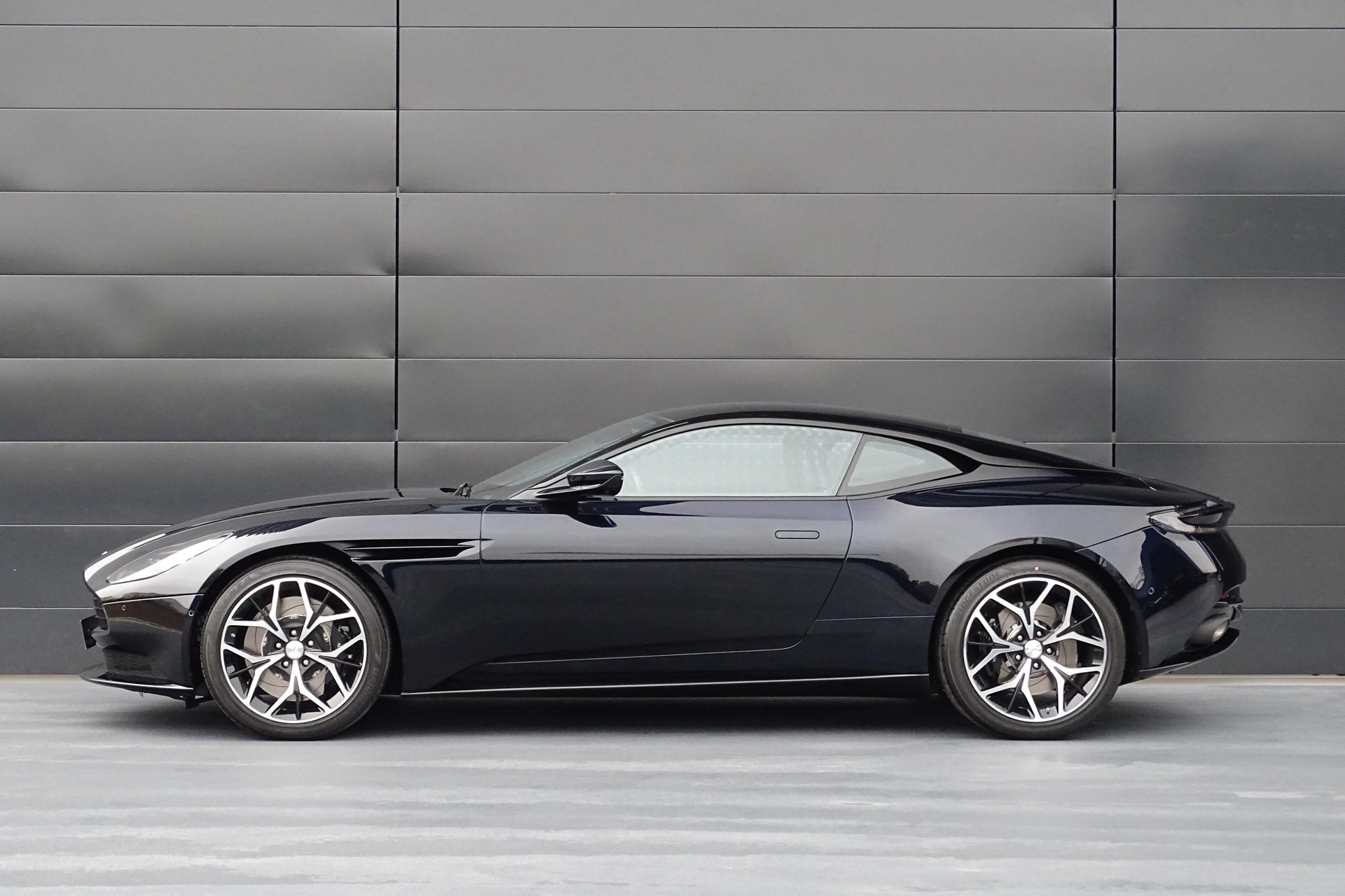 ASTON MARTIN DB11 Coupé 4.0 V8 Bi-Turbo-showroom-element-1