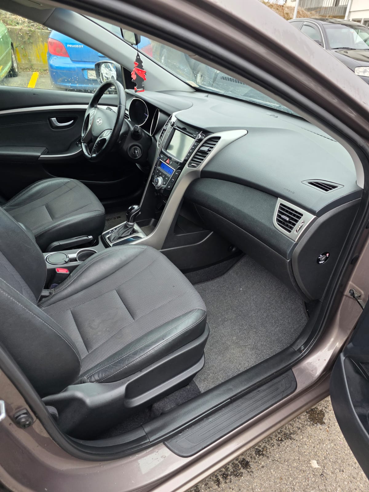 HYUNDAI i30 Wagon 1.6 GDI Premium Automatic-image-12