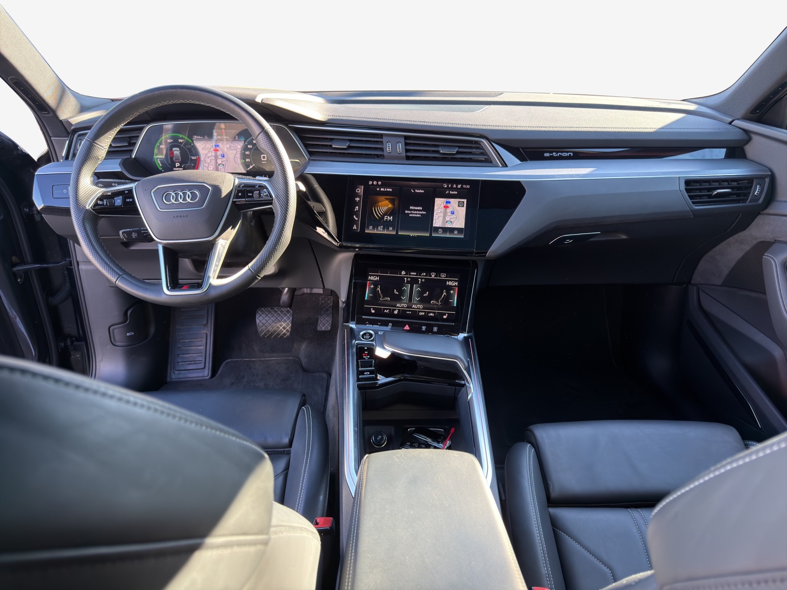 AUDI e-tron 55 Sportback S Line Black Edition quattro-image-9