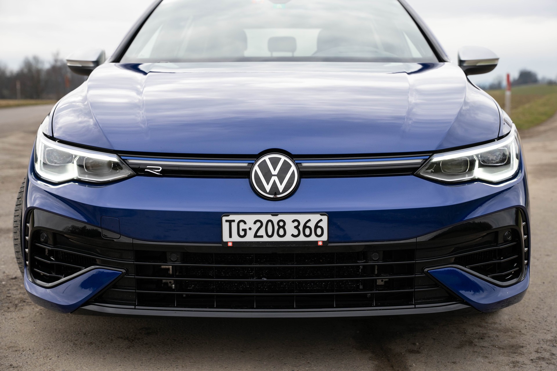 VW Golf 2.0 TSI R DSG 4Motion-image-2