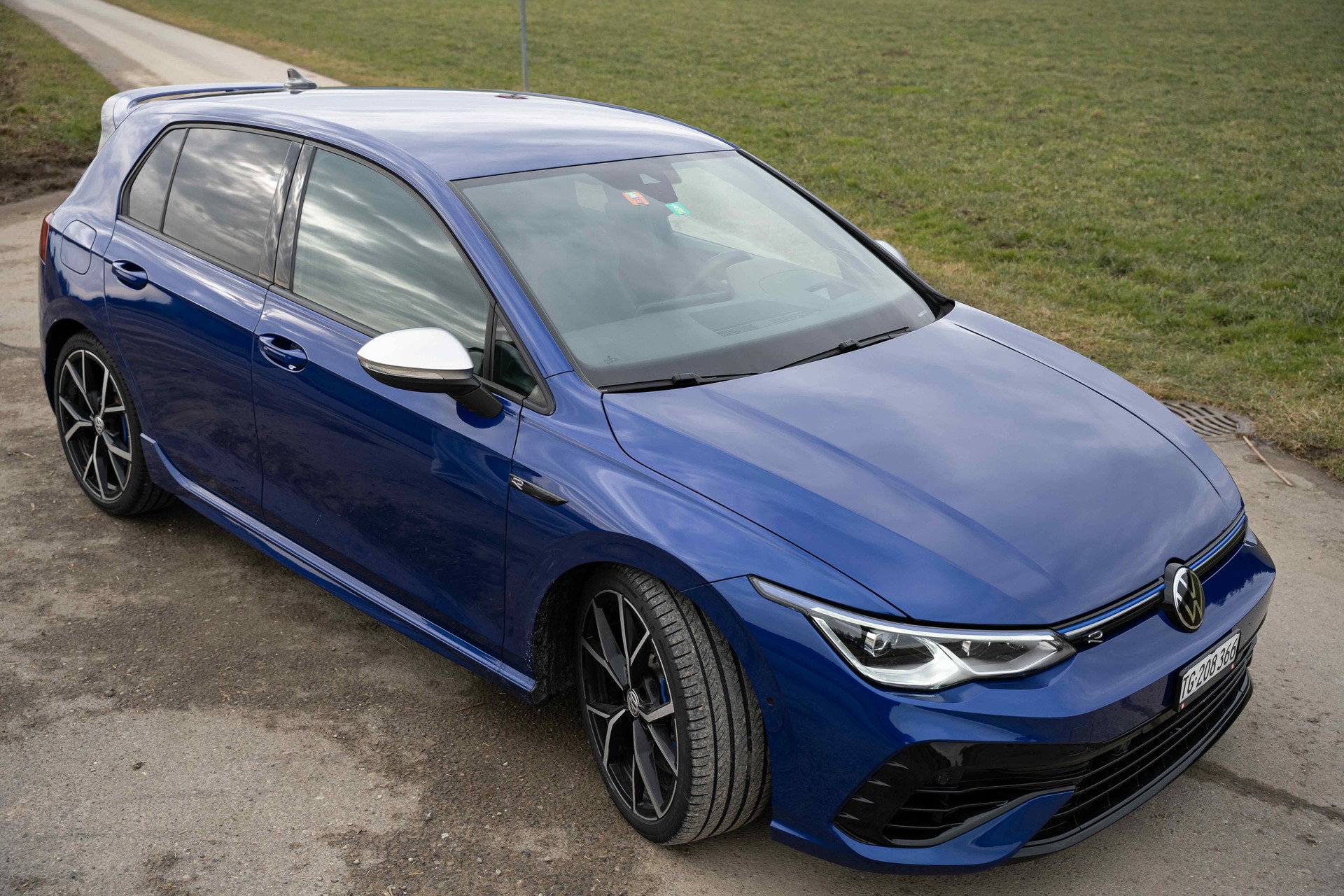 VW Golf 2.0 TSI R DSG 4Motion-image-1