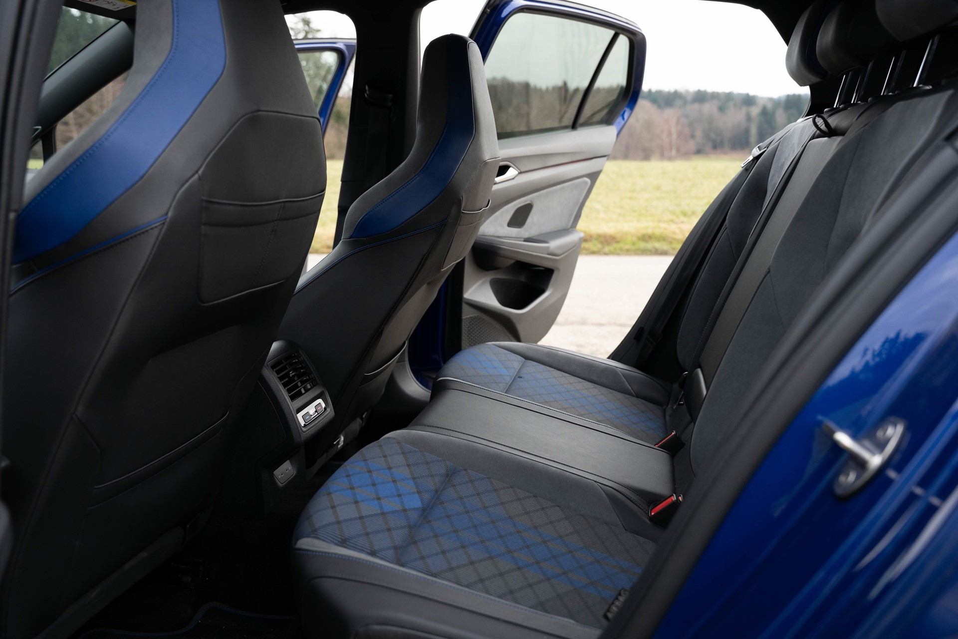 VW Golf 2.0 TSI R DSG 4Motion-image-9