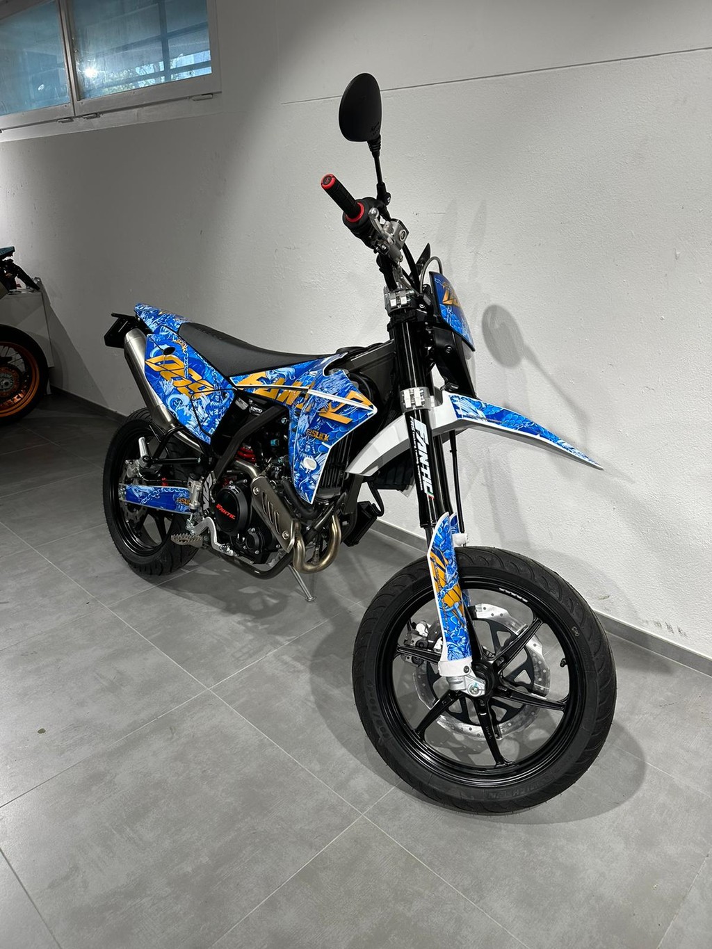 FANTIC XMF 125 Motard-showroom-element-1