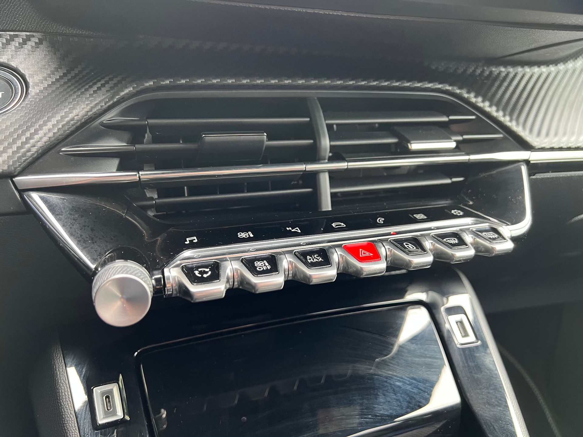 PEUGEOT 2008 1.2 PureTech 130 GT Line-image-15