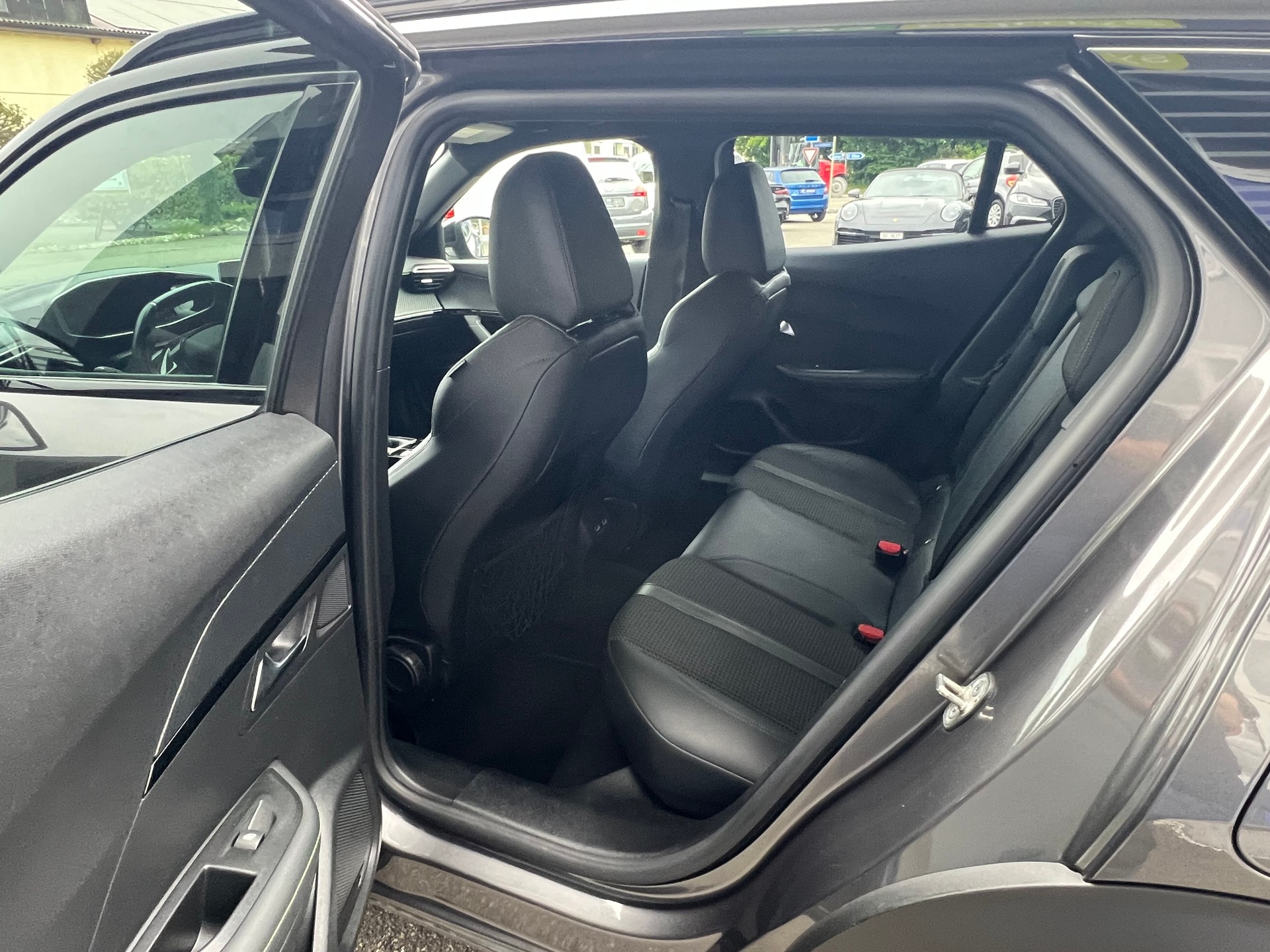 PEUGEOT 2008 1.2 PureTech 130 GT Line-image-10