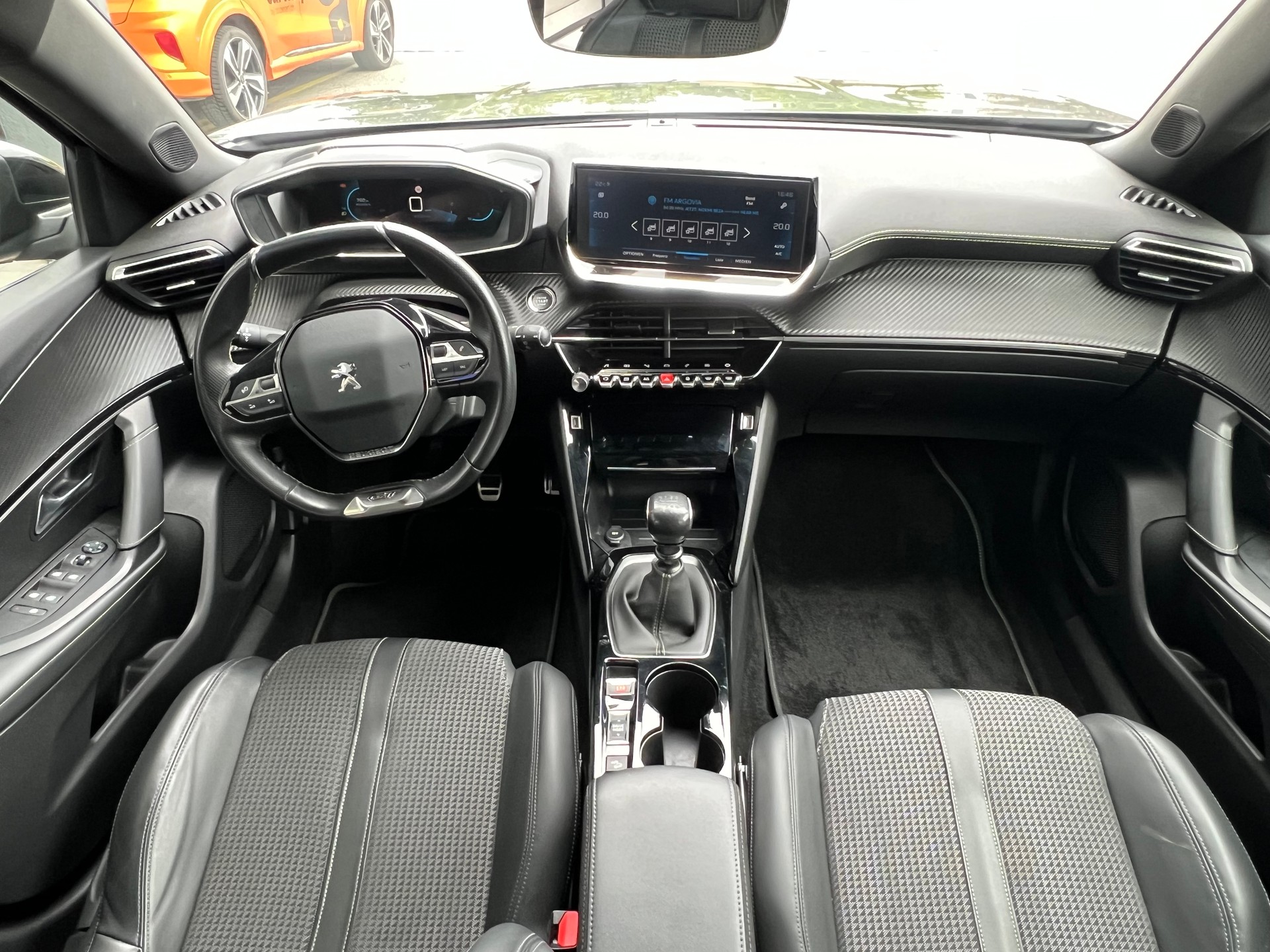 PEUGEOT 2008 1.2 PureTech 130 GT Line-image-7