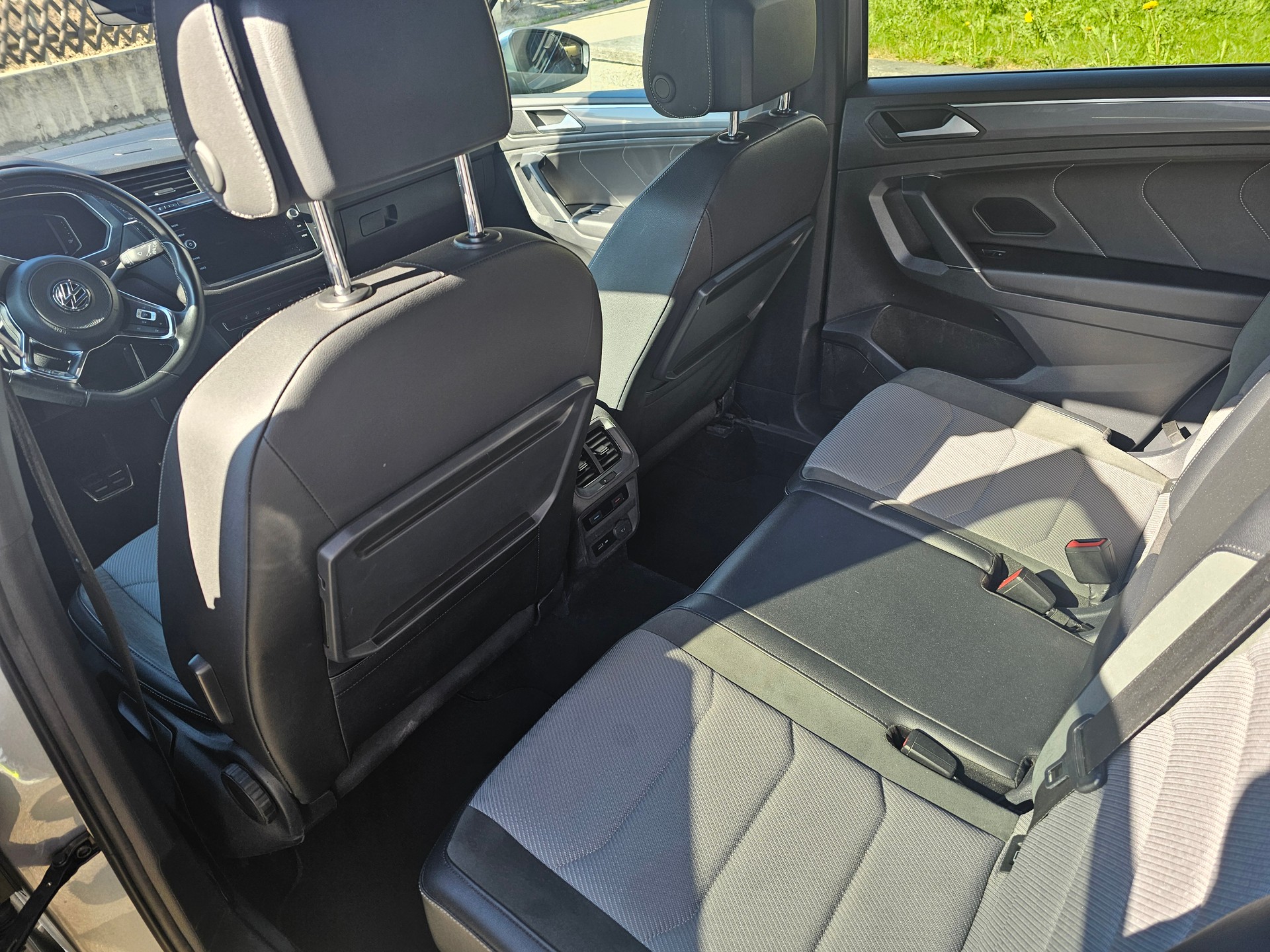 VW VW Tiguan Allspace R-Line 2.0 TSI 4Motion 7-Plätzer Automat (8 Fach Bereifung)-image-4