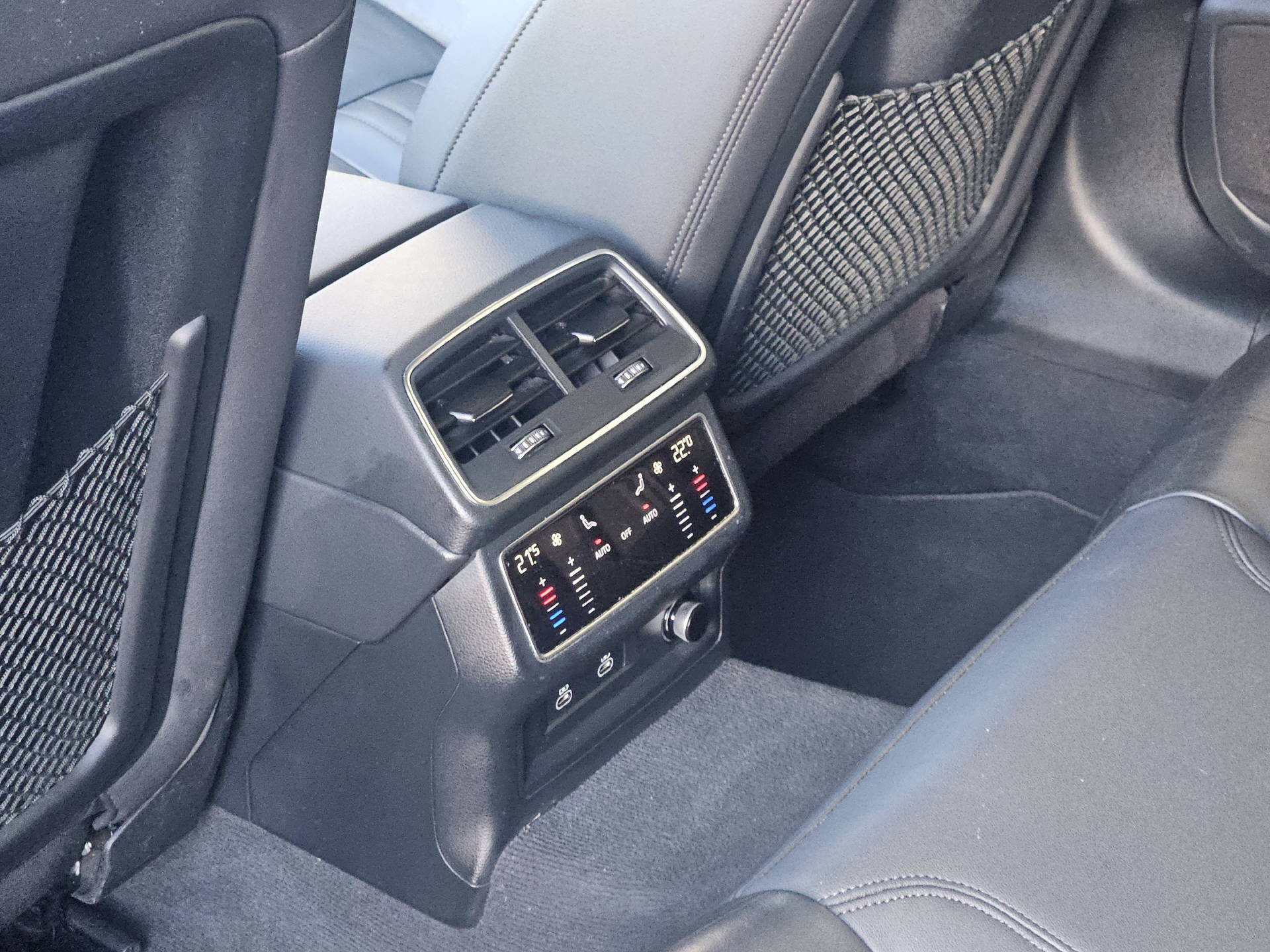 AUDI A6 Avant 2.0 40 TDI Attraction quattro S-Tronic * 8-fach bereift *-image-17