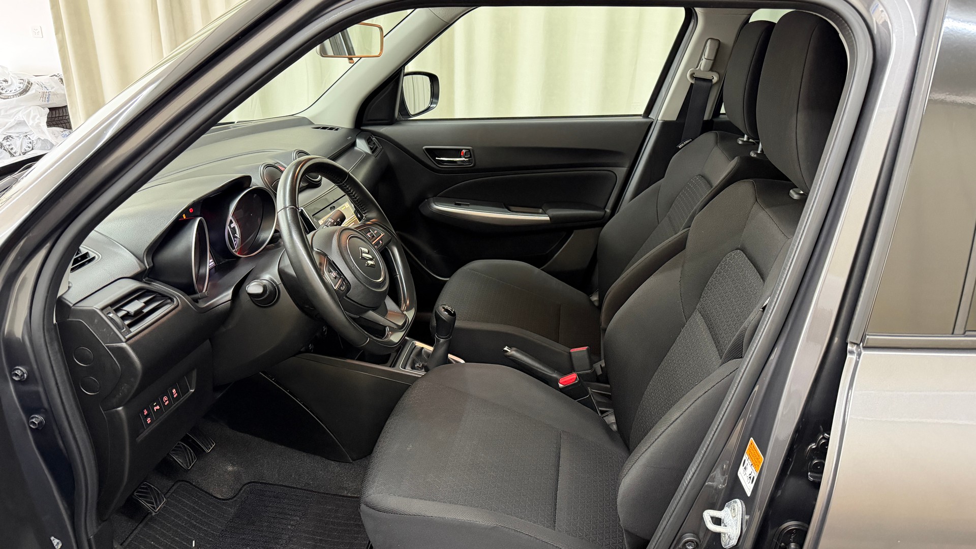 SUZUKI Swift 1.2 Compact Top 4x4 Hybrid-image-6