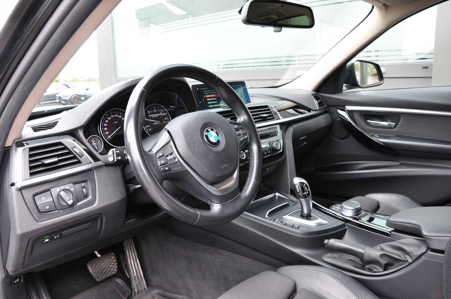 BMW 320d xDrive Touring Edition Sport Line Steptronic-image-9