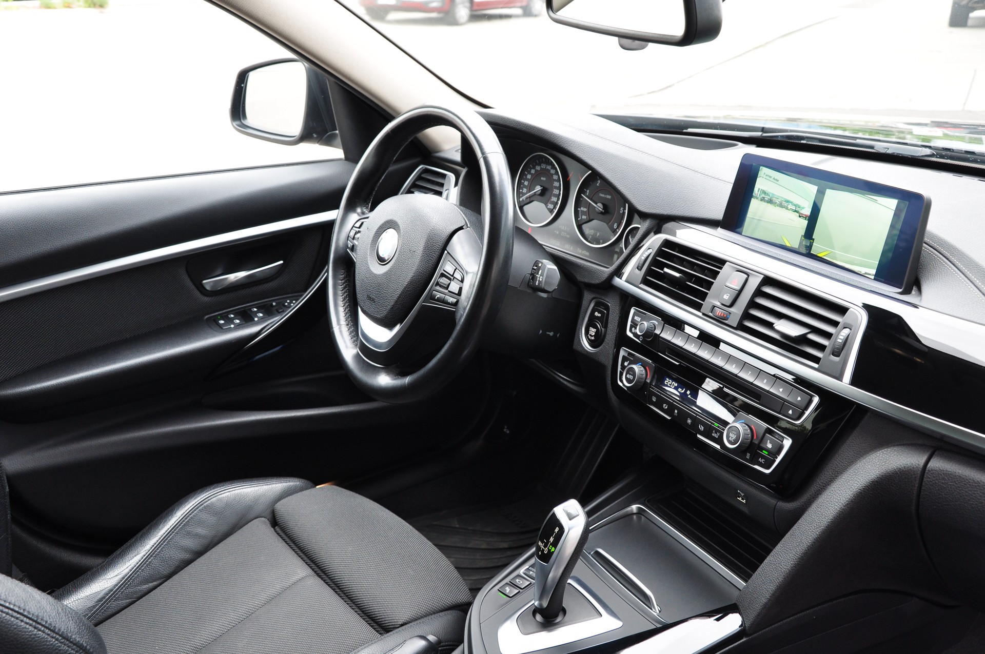 BMW 320d xDrive Touring Edition Sport Line Steptronic-image-11