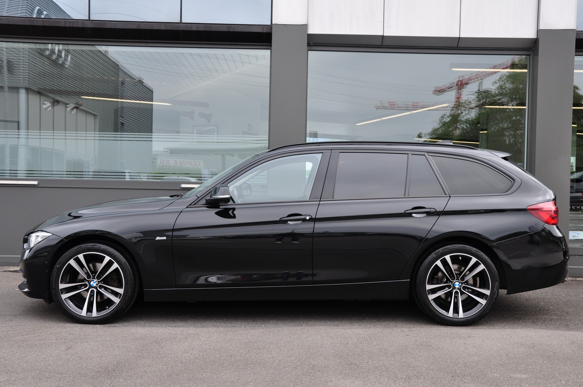 BMW 320d xDrive Touring Edition Sport Line Steptronic-image-4
