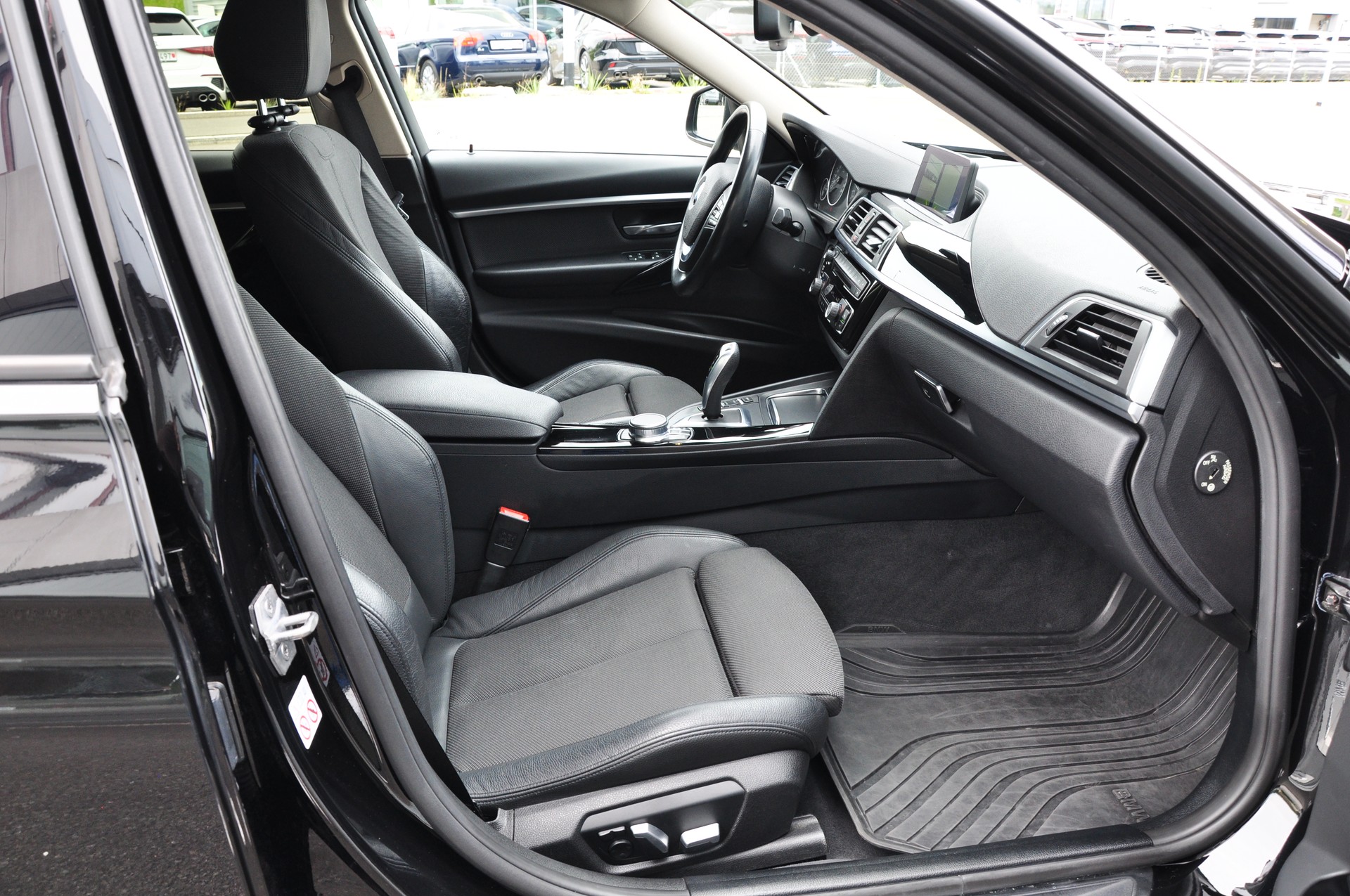 BMW 320d xDrive Touring Edition Sport Line Steptronic-image-10