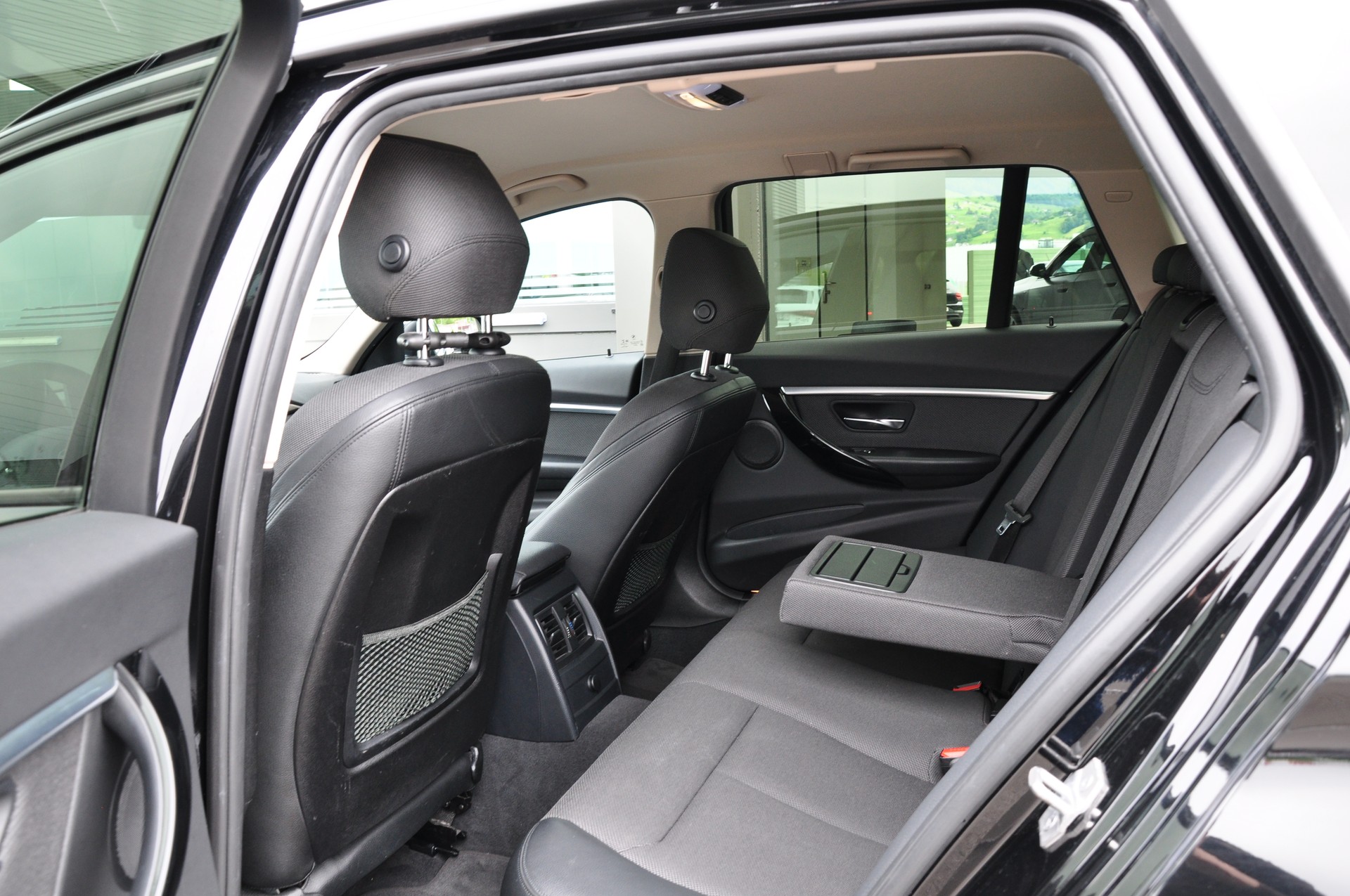 BMW 320d xDrive Touring Edition Sport Line Steptronic-image-12