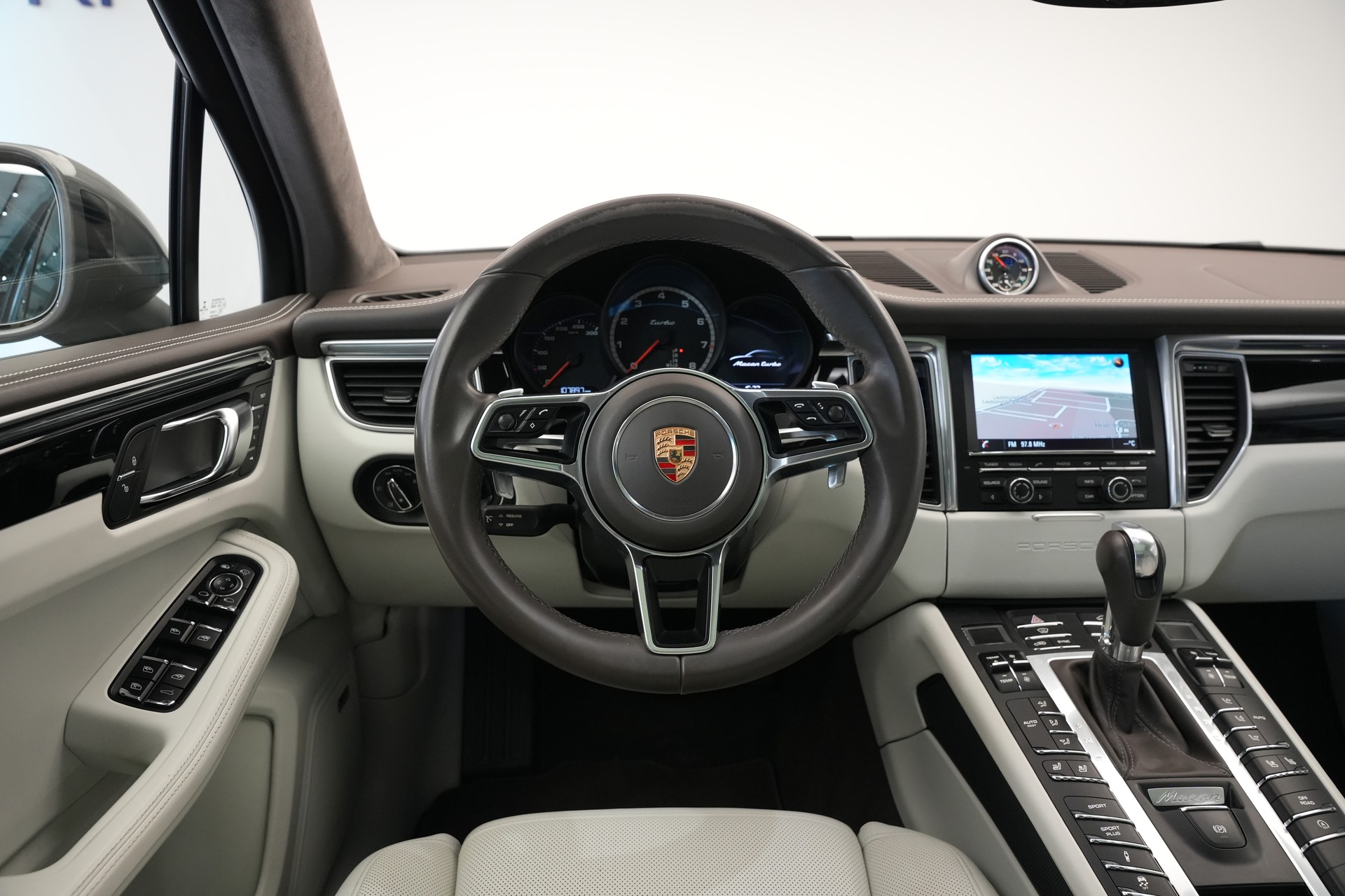 PORSCHE Macan Turbo PDK *CH-Fahrzeug* *Chrono*-image-13