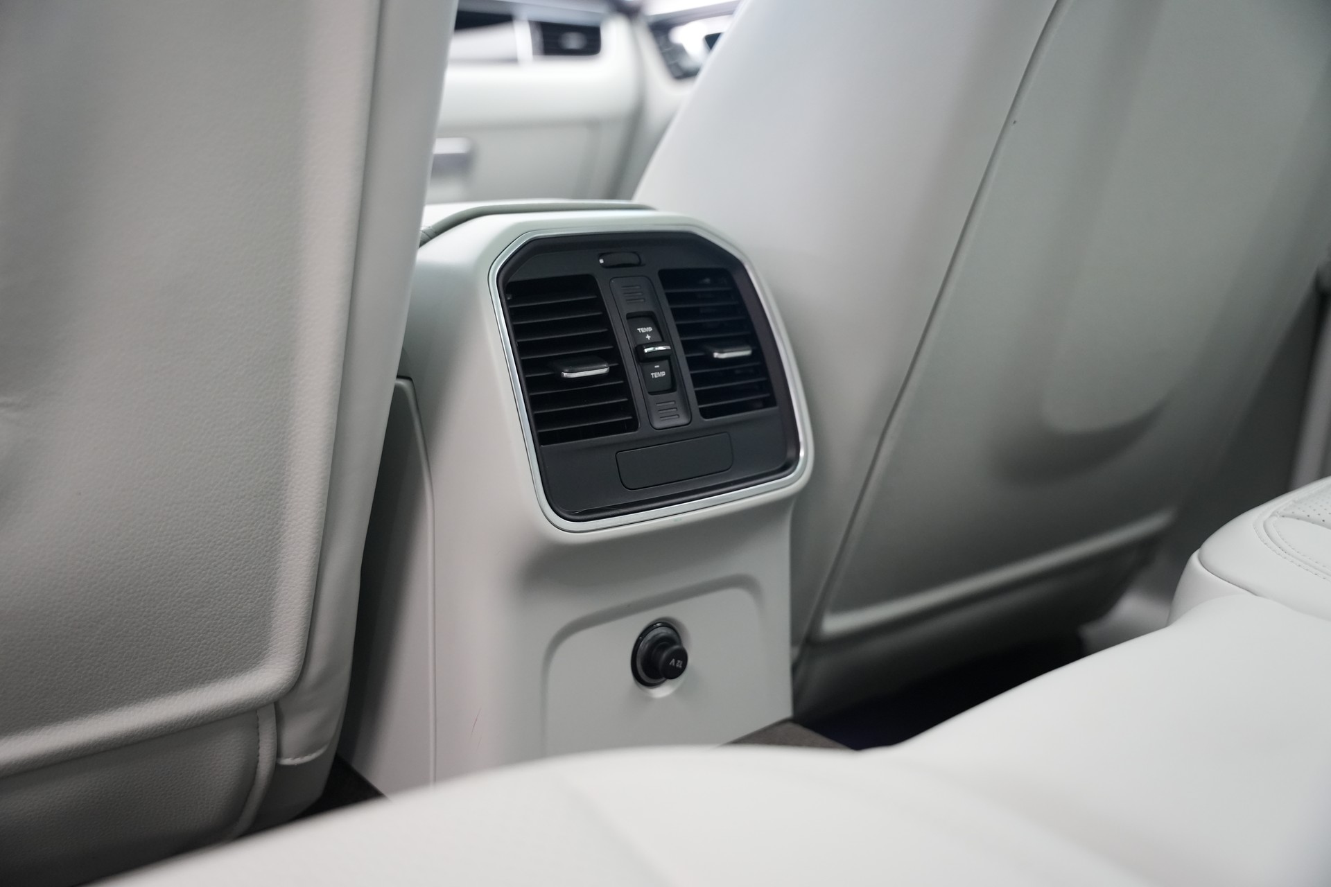 PORSCHE Macan Turbo PDK *CH-Fahrzeug* *Chrono*-image-19
