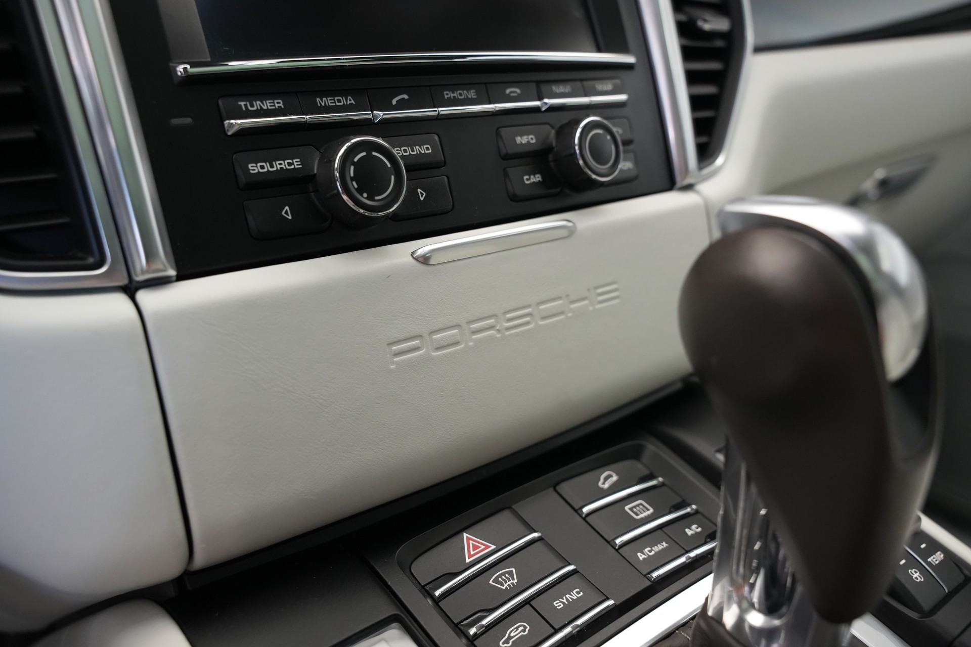 PORSCHE Macan Turbo PDK *CH-Fahrzeug* *Chrono*-image-32