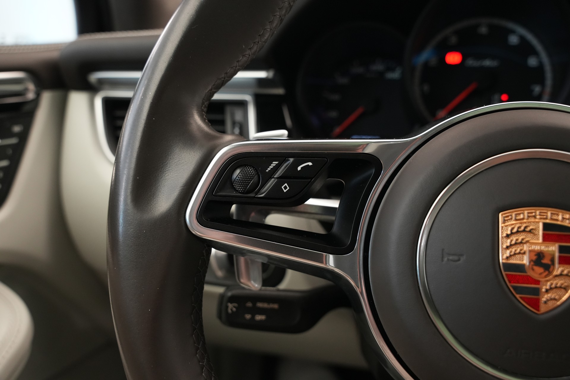 PORSCHE Macan Turbo PDK *CH-Fahrzeug* *Chrono*-image-26