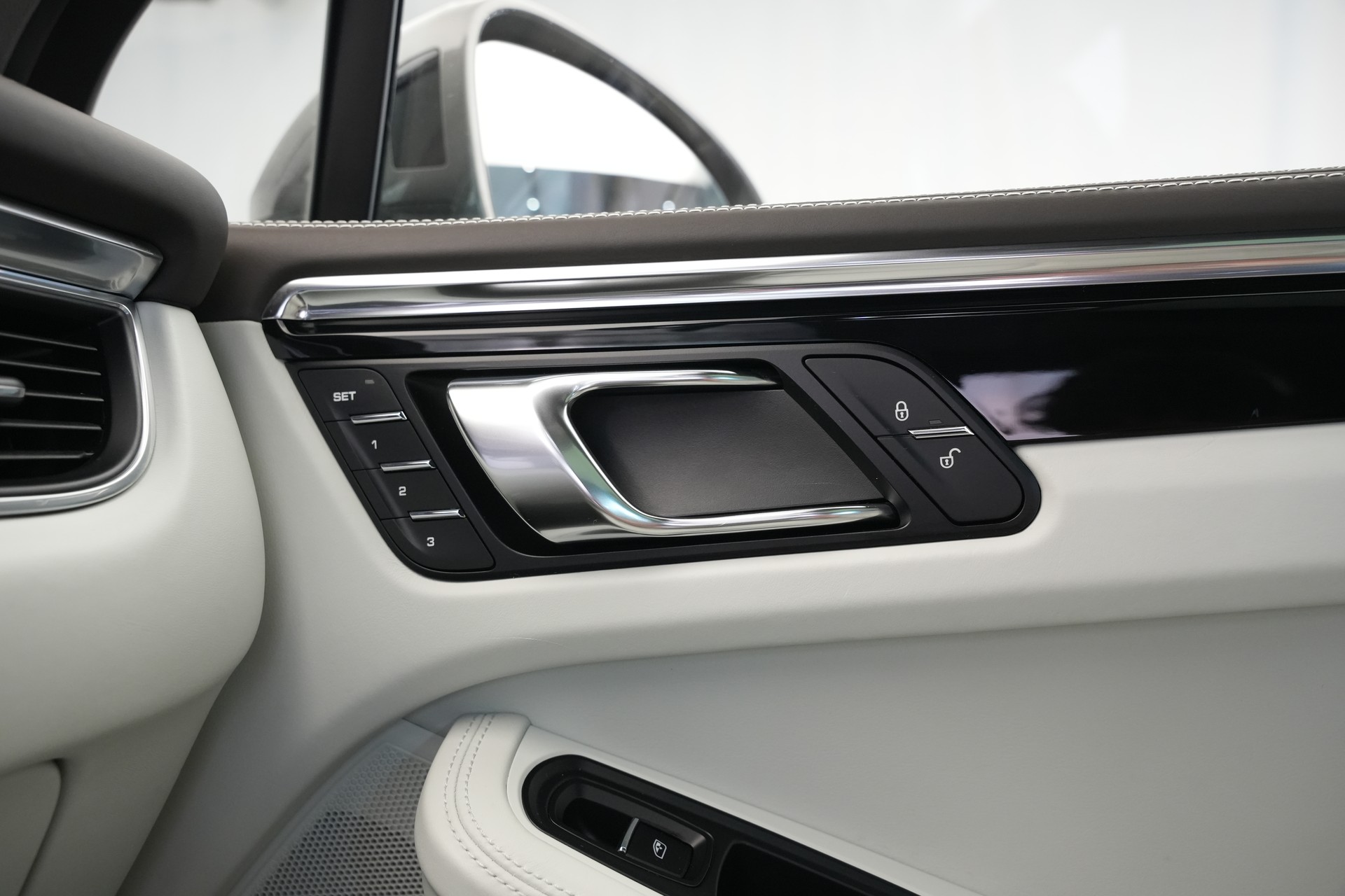 PORSCHE Macan Turbo PDK *CH-Fahrzeug* *Chrono*-image-34