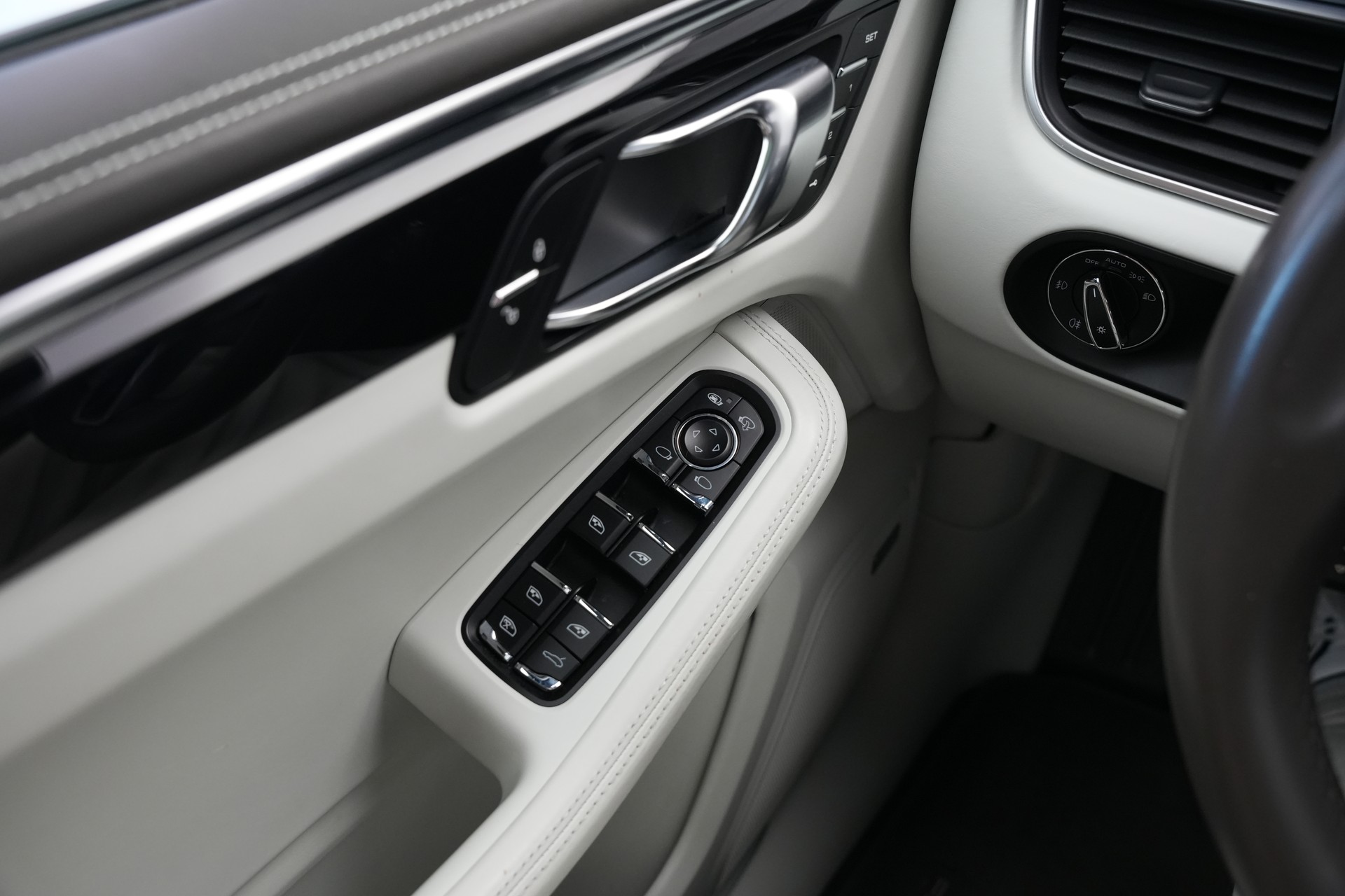 PORSCHE Macan Turbo PDK *CH-Fahrzeug* *Chrono*-image-27