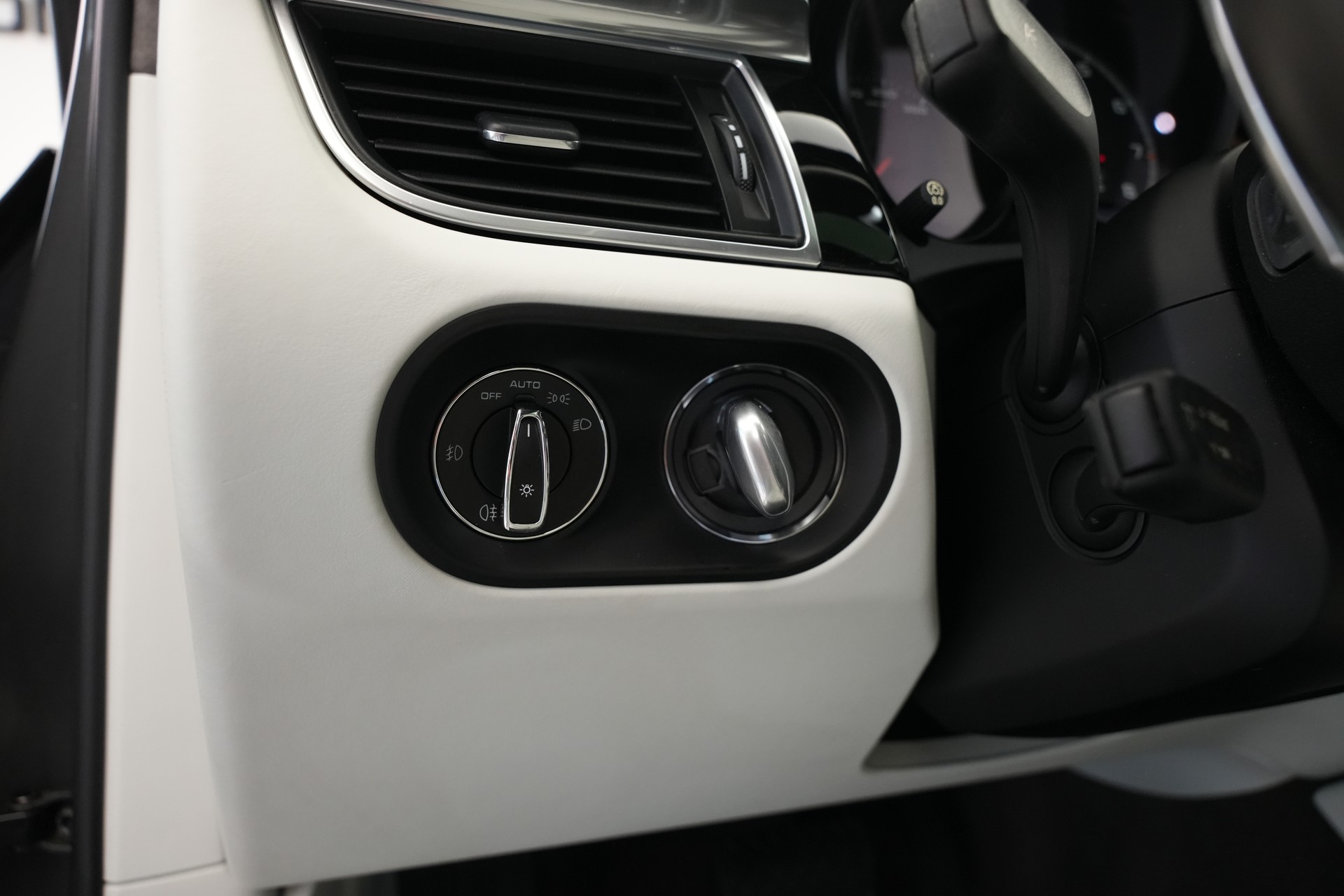 PORSCHE Macan Turbo PDK *CH-Fahrzeug* *Chrono*-image-30
