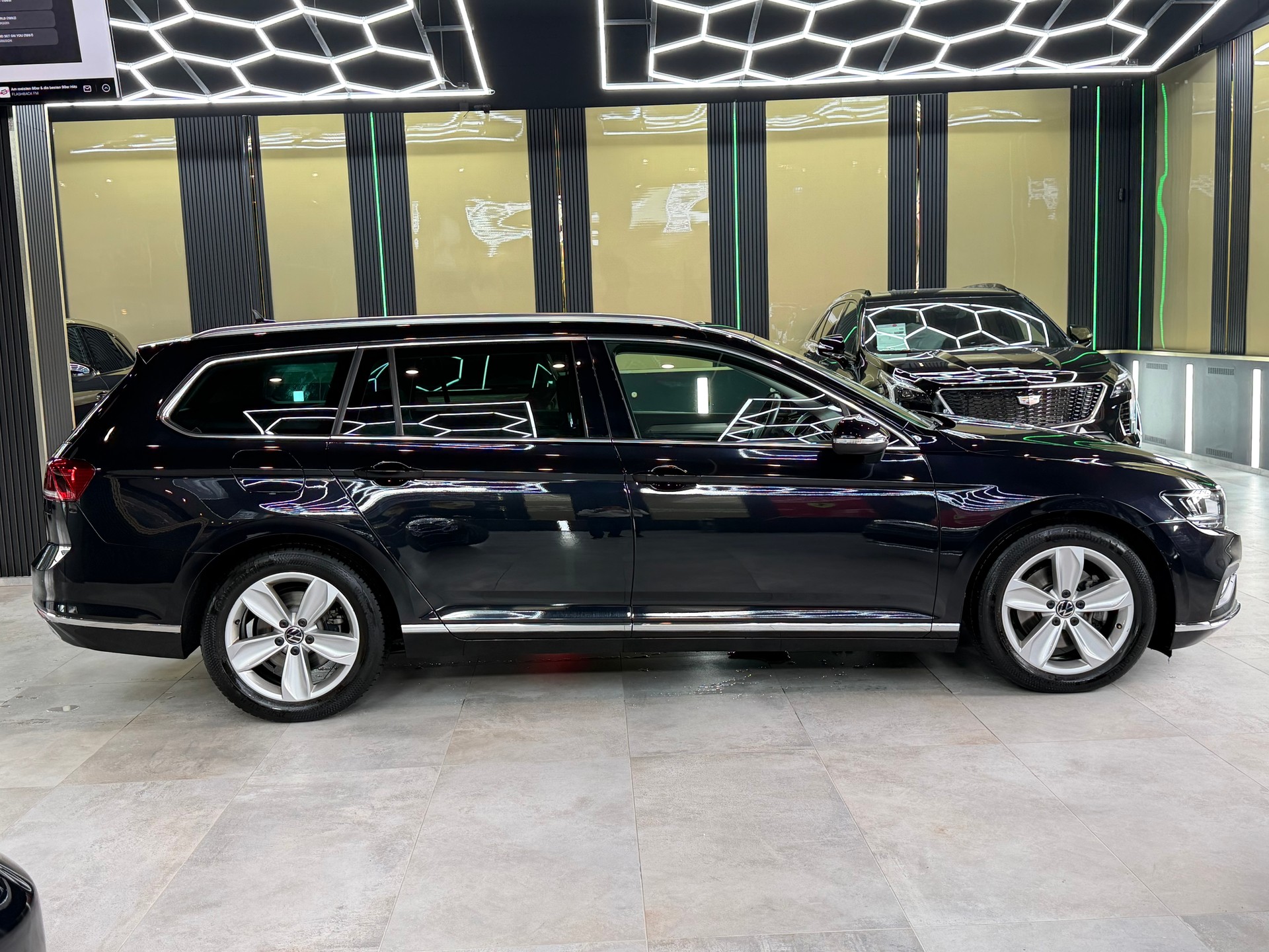 VW Passat 2.0 TDI BMT Elegance 4Motion DSG-image-3