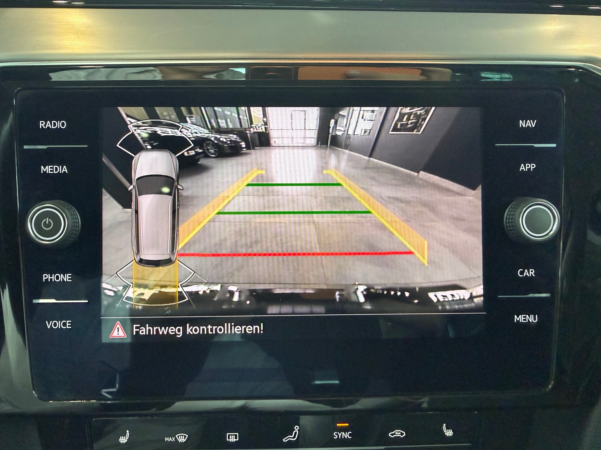 VW Passat 2.0 TDI BMT Elegance 4Motion DSG-image-18