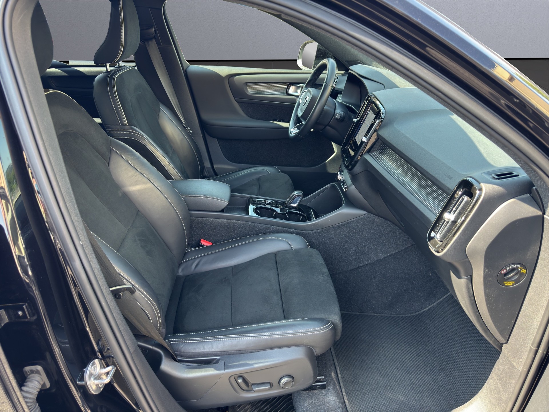 VOLVO XC40 T4 TwE R-Design DCT-image-15