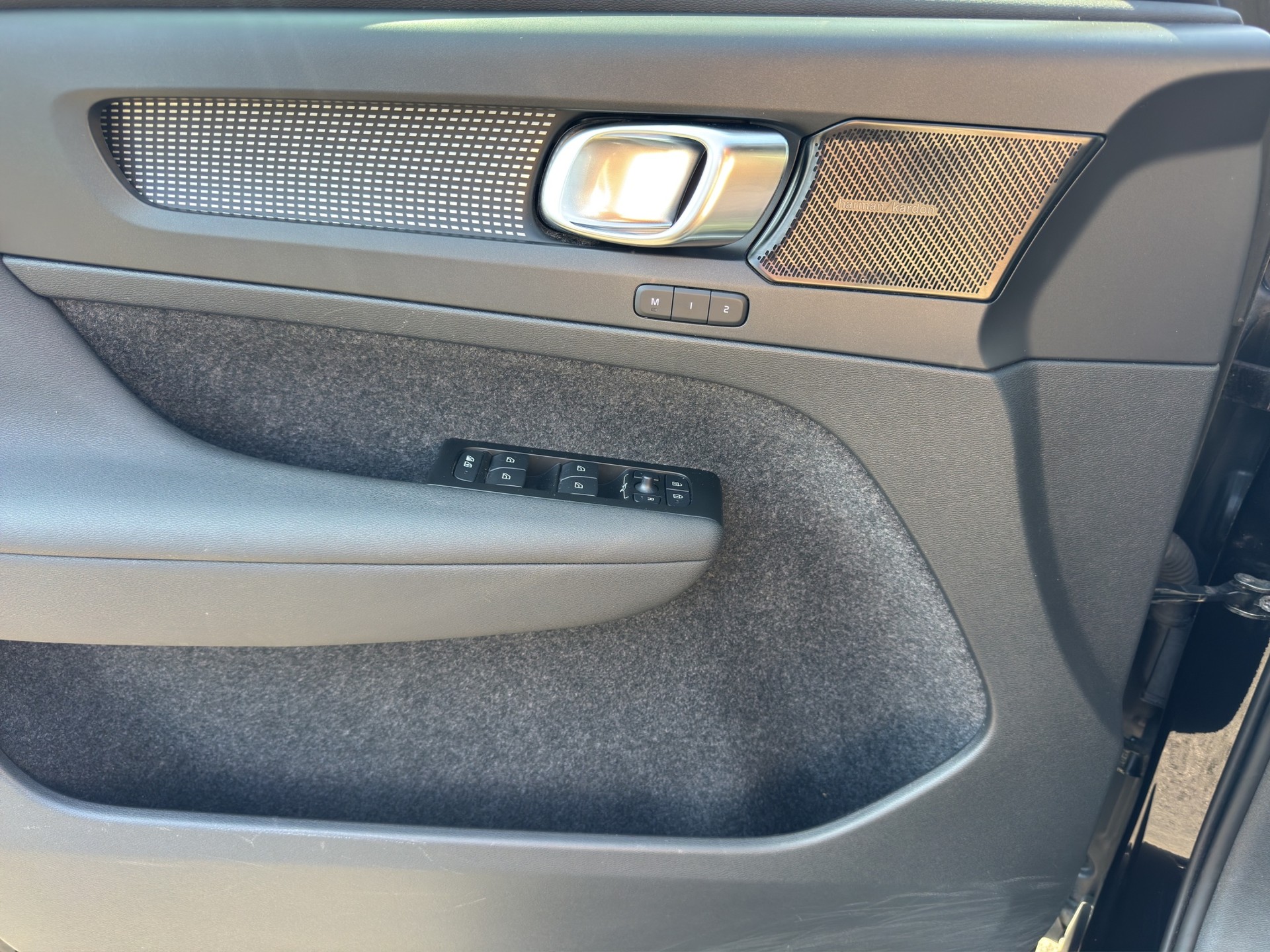 VOLVO XC40 T4 TwE R-Design DCT-image-9