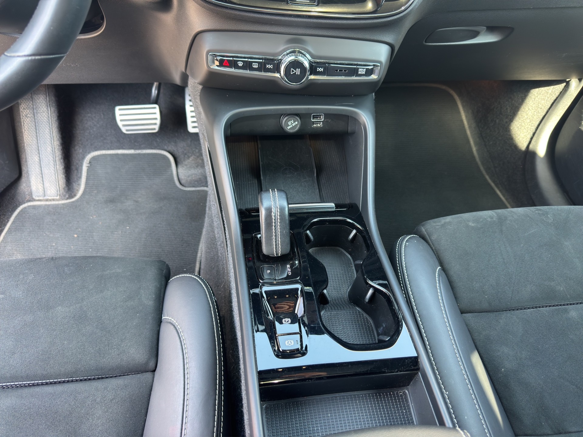 VOLVO XC40 T4 TwE R-Design DCT-image-13