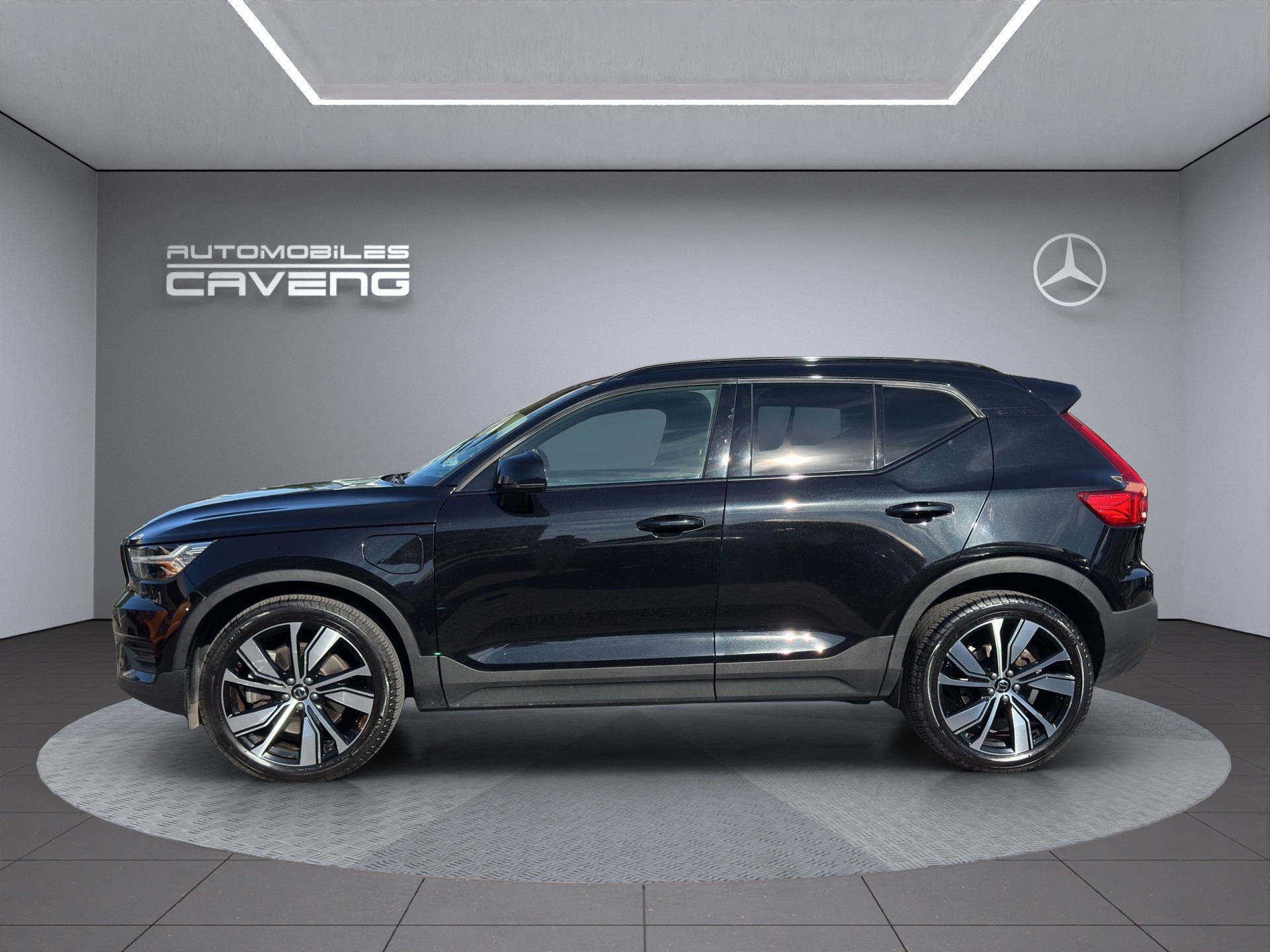 VOLVO XC40 T4 TwE R-Design DCT-image-1