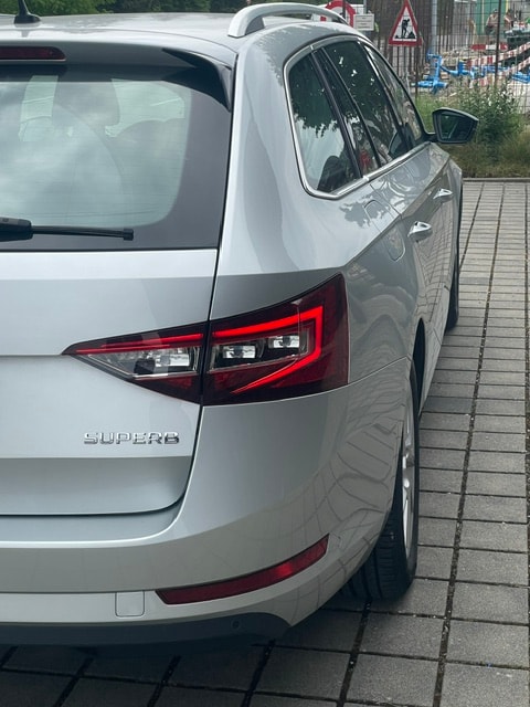 SKODA Superb Combi 2.0 TDi Style-image-9